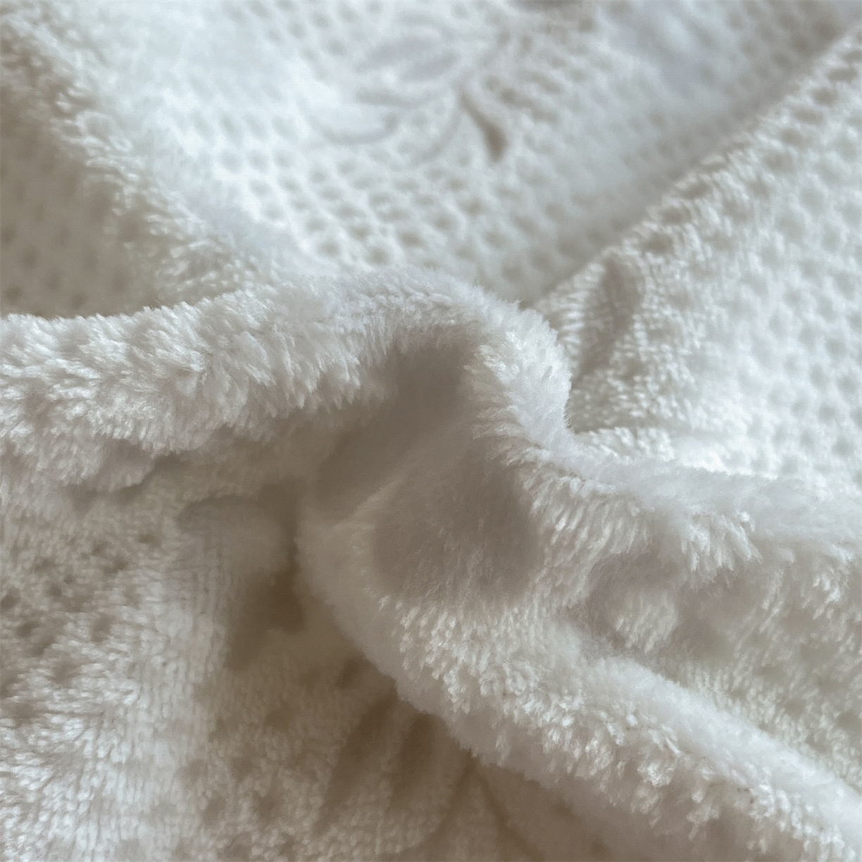 91家纺网 家纺一手货源 找家纺 梦幻之城 2025新款雕花绒牛奶绒系列四件套-花琦 花琦-香草灰