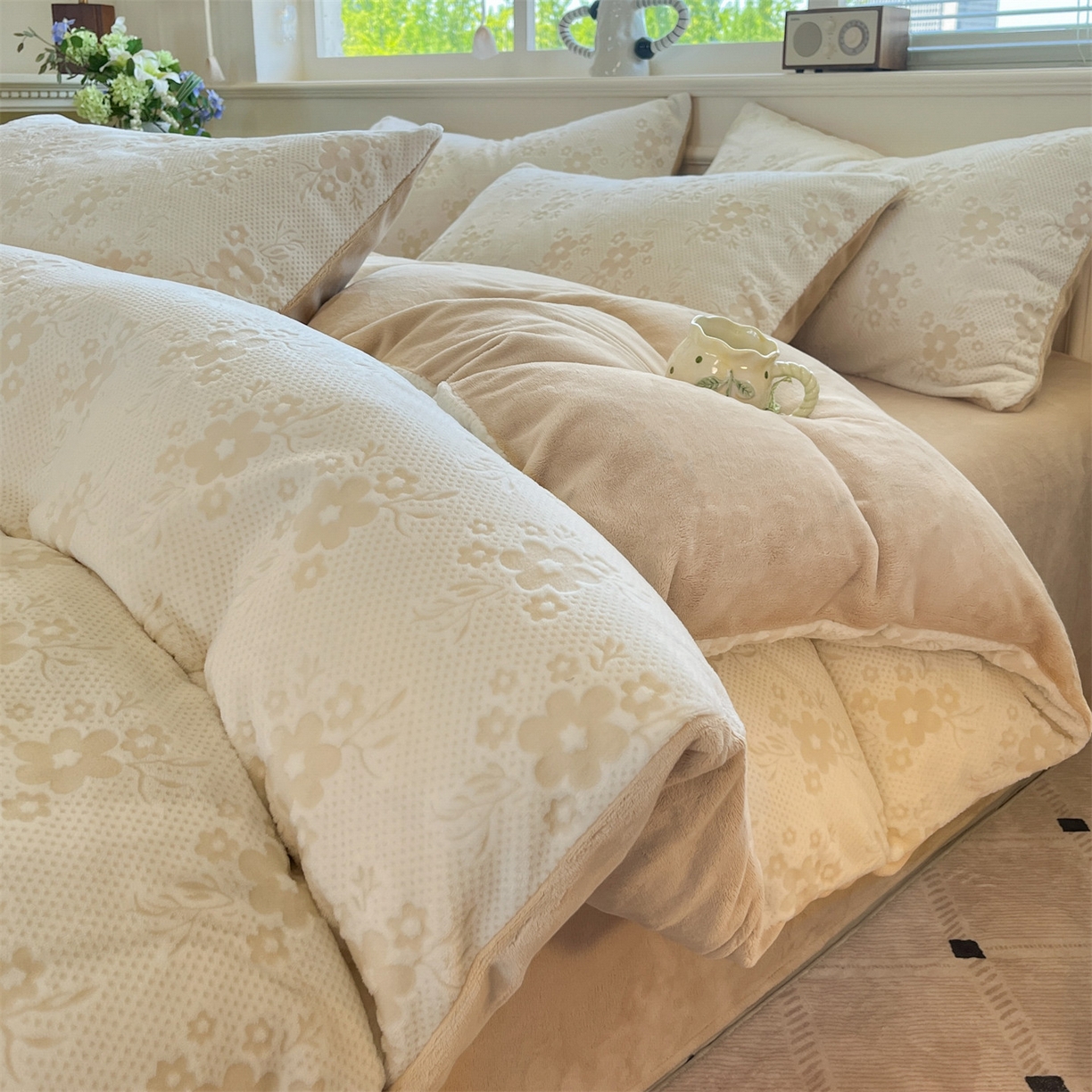91家纺网 家纺一手货源 找家纺 梦幻之城 2025新款雕花绒牛奶绒系列四件套-花琦 花琦-香槟色