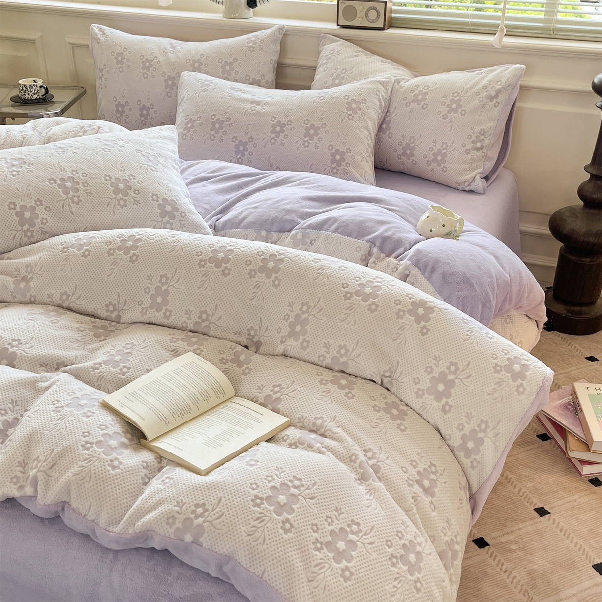 91家纺网 家纺一手货源 找家纺 梦幻之城 2025新款雕花绒牛奶绒系列四件套-花琦 花琦-丁香紫