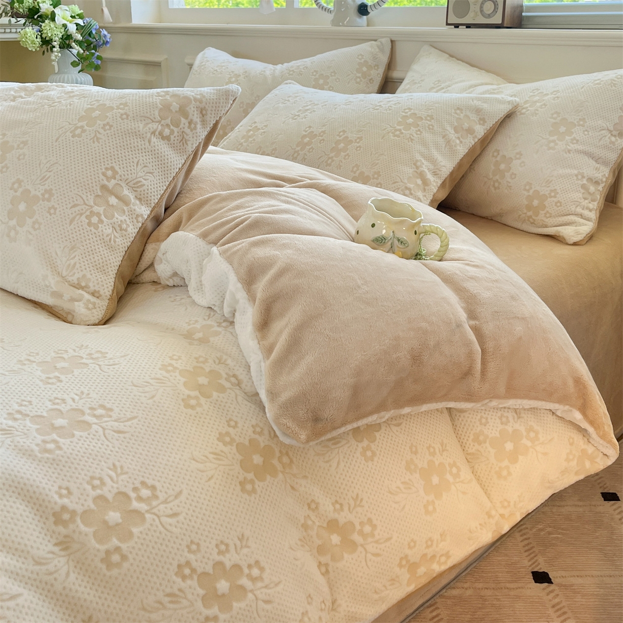 91家纺网 家纺一手货源 找家纺 梦幻之城 2025新款雕花绒牛奶绒系列四件套-花琦 花琦-香槟色