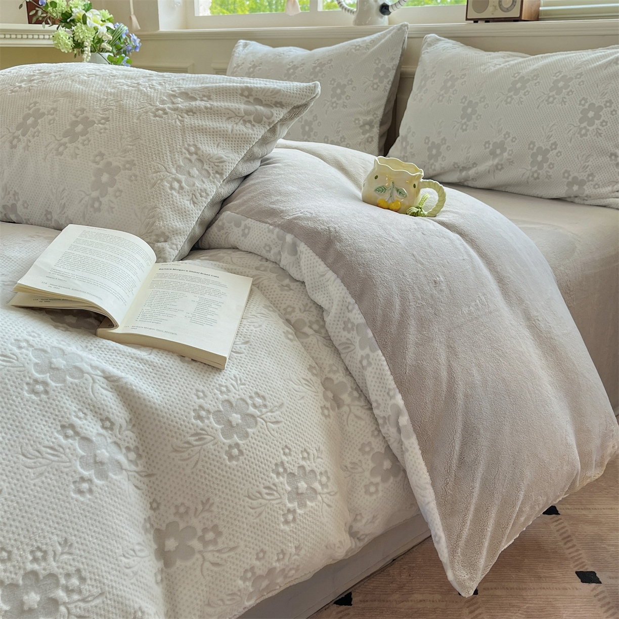 91家纺网 家纺一手货源 找家纺 梦幻之城 2025新款雕花绒牛奶绒系列四件套-花琦 花琦-香草灰