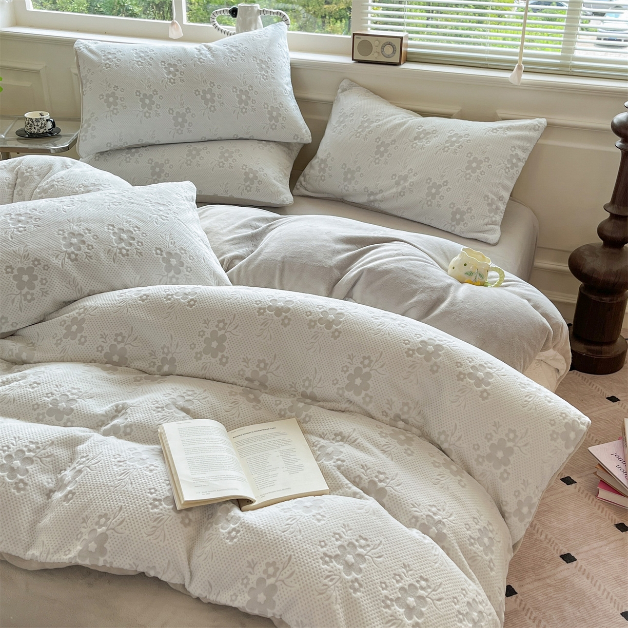 91家纺网 家纺一手货源 找家纺 梦幻之城 2025新款雕花绒牛奶绒系列四件套-花琦 花琦-香草灰