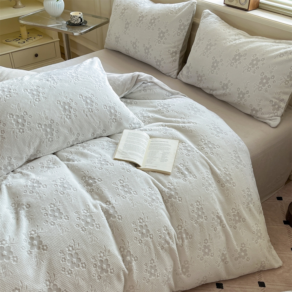 91家纺网 家纺一手货源 找家纺 梦幻之城 2025新款雕花绒牛奶绒系列四件套-花琦 花琦-香草灰