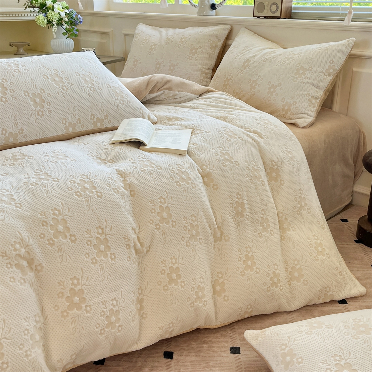 91家纺网 家纺一手货源 找家纺 梦幻之城 2025新款雕花绒牛奶绒系列四件套-花琦 花琦-香槟色