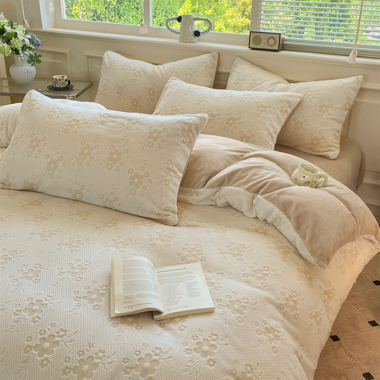 91家纺网 家纺一手货源 找家纺 梦幻之城 2025新款雕花绒牛奶绒系列四件套-花琦 花琦-香槟色