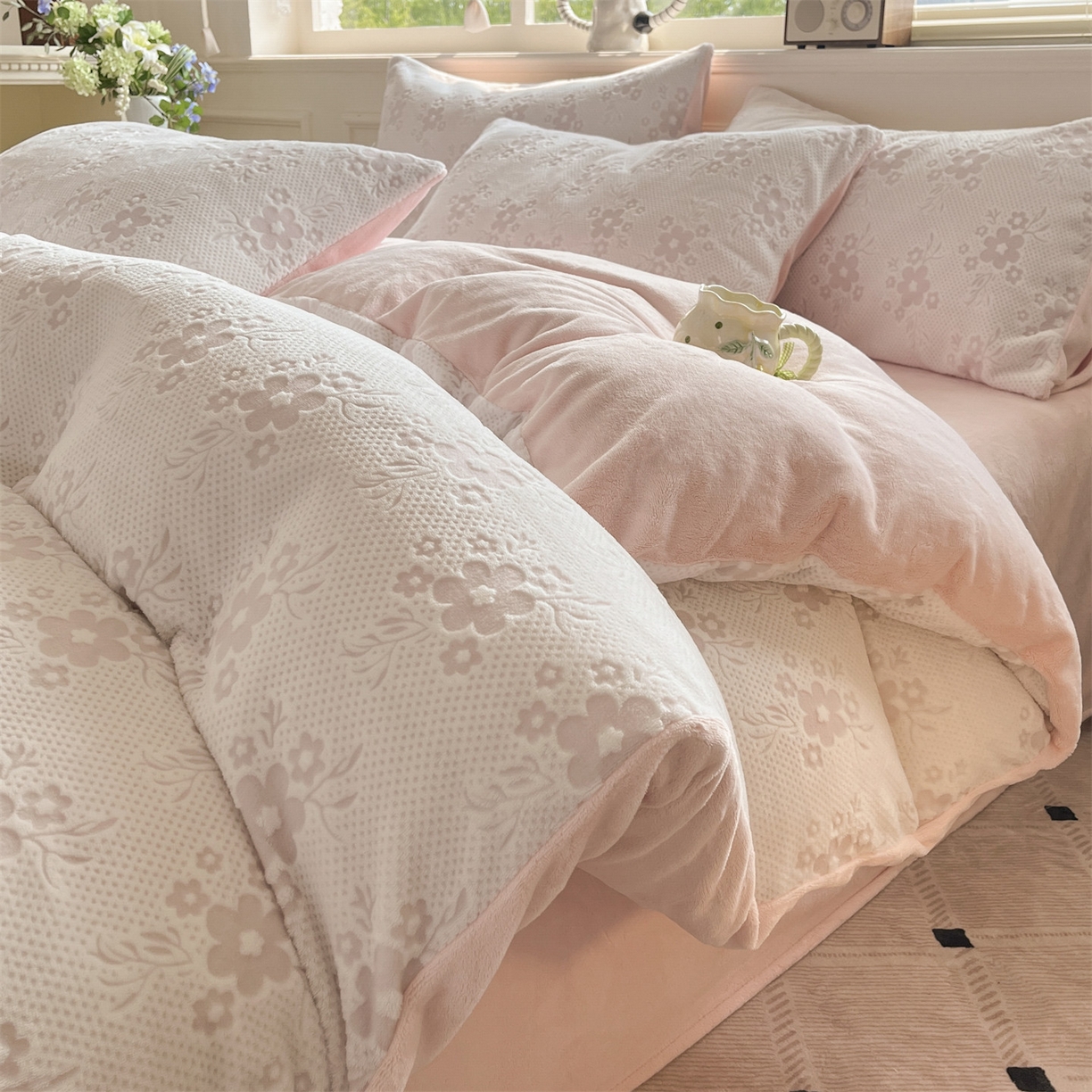 91家纺网 家纺一手货源 找家纺 梦幻之城 2025新款雕花绒牛奶绒系列四件套-花琦 花琦-靓粉