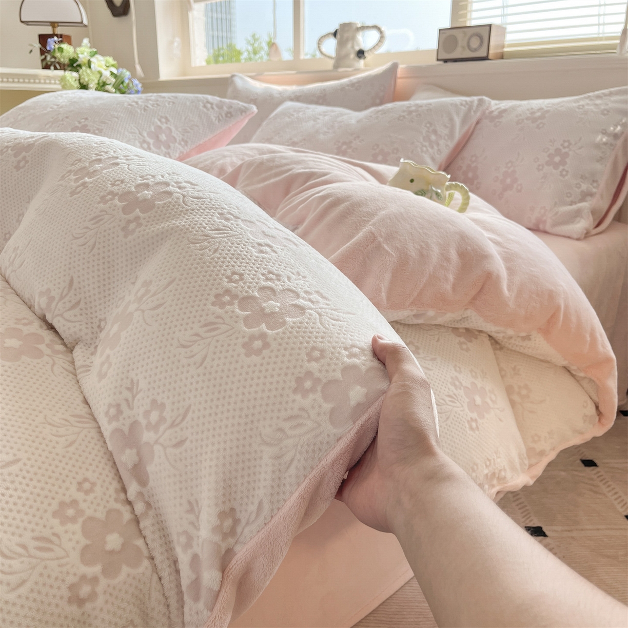 91家纺网 家纺一手货源 找家纺 梦幻之城 2025新款雕花绒牛奶绒系列四件套-花琦 花琦-靓粉