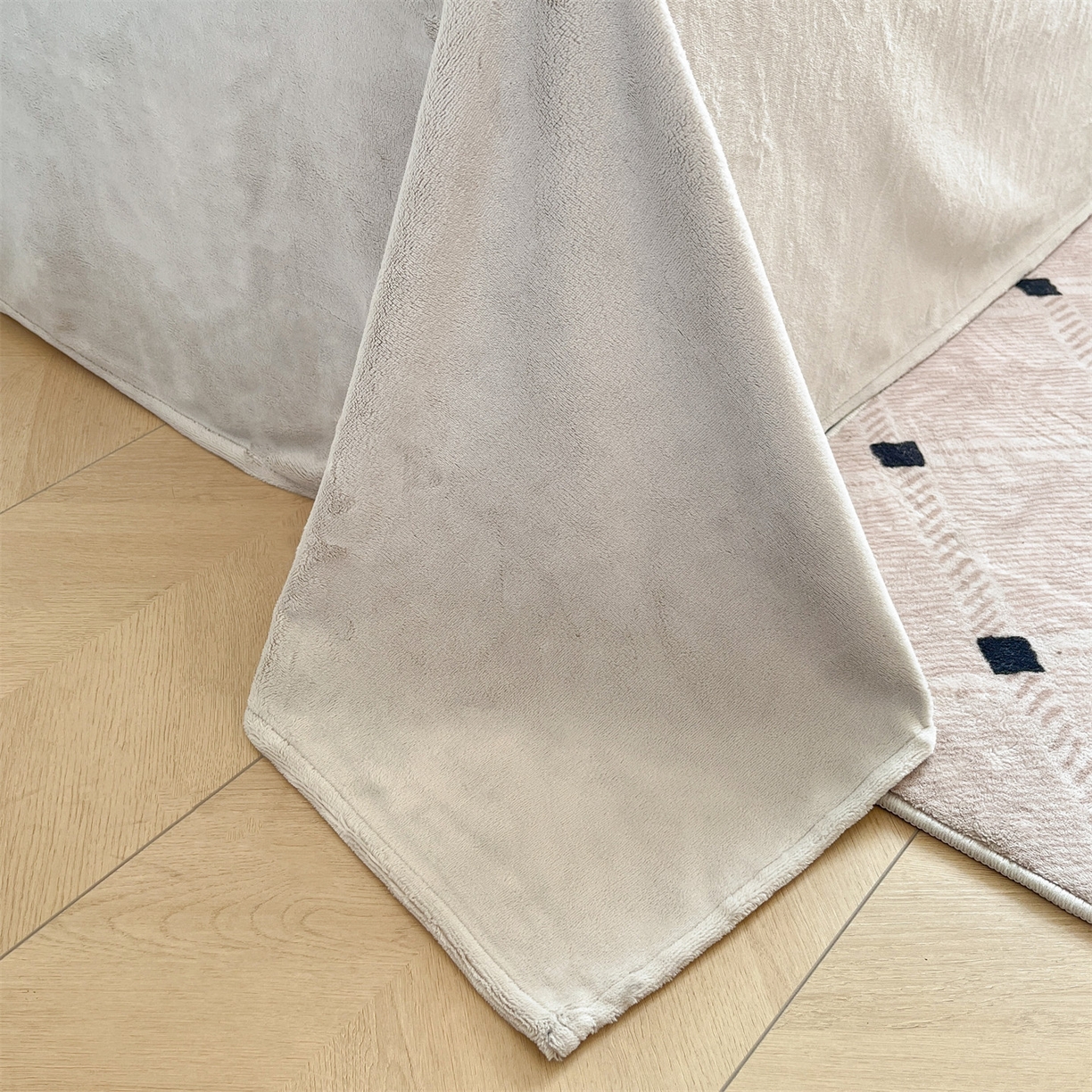 91家纺网 家纺一手货源 找家纺 梦幻之城 2025新款雕花绒牛奶绒系列四件套-花琦 花琦-香草灰