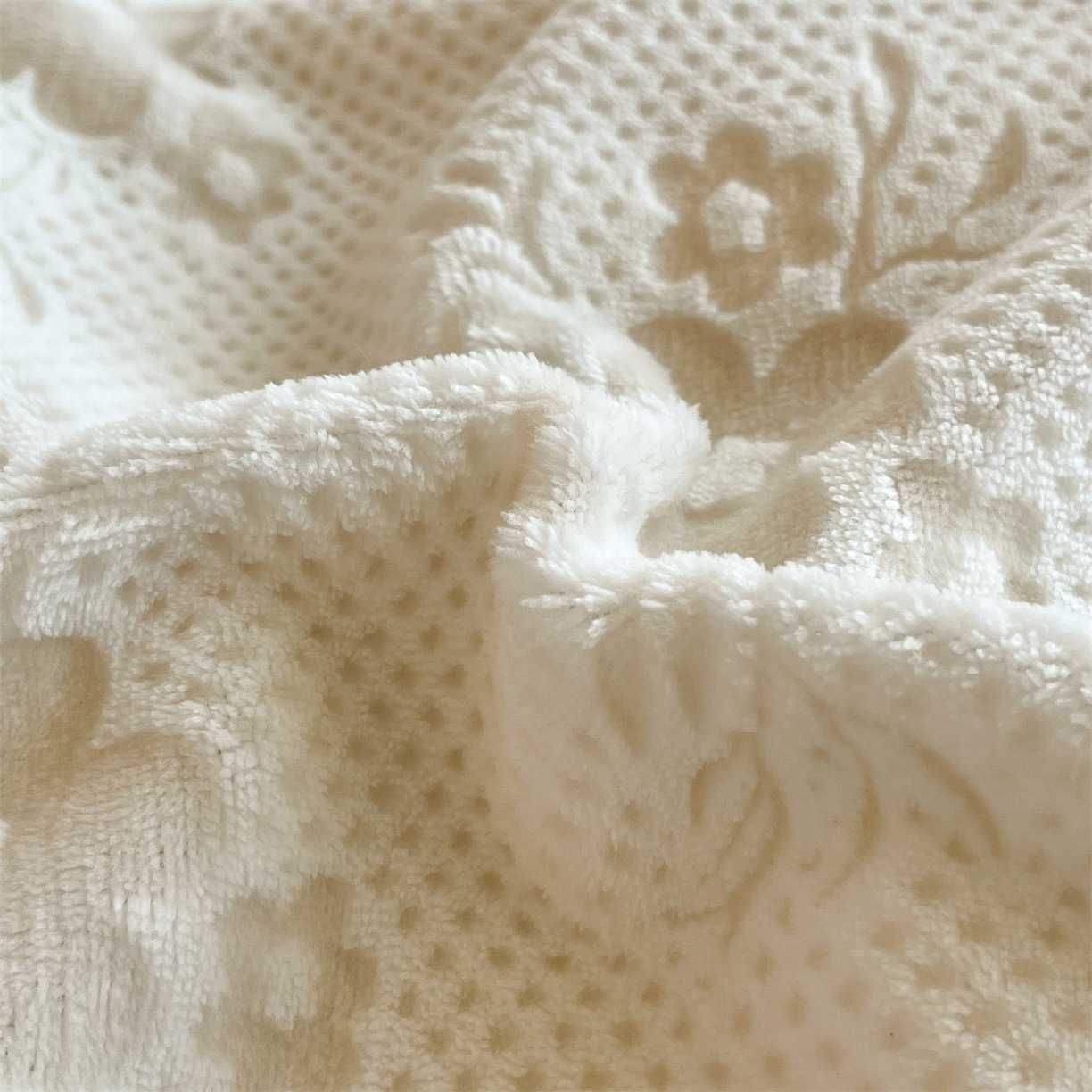 91家纺网 家纺一手货源 找家纺 梦幻之城 2025新款雕花绒牛奶绒系列四件套-花琦 花琦-香槟色