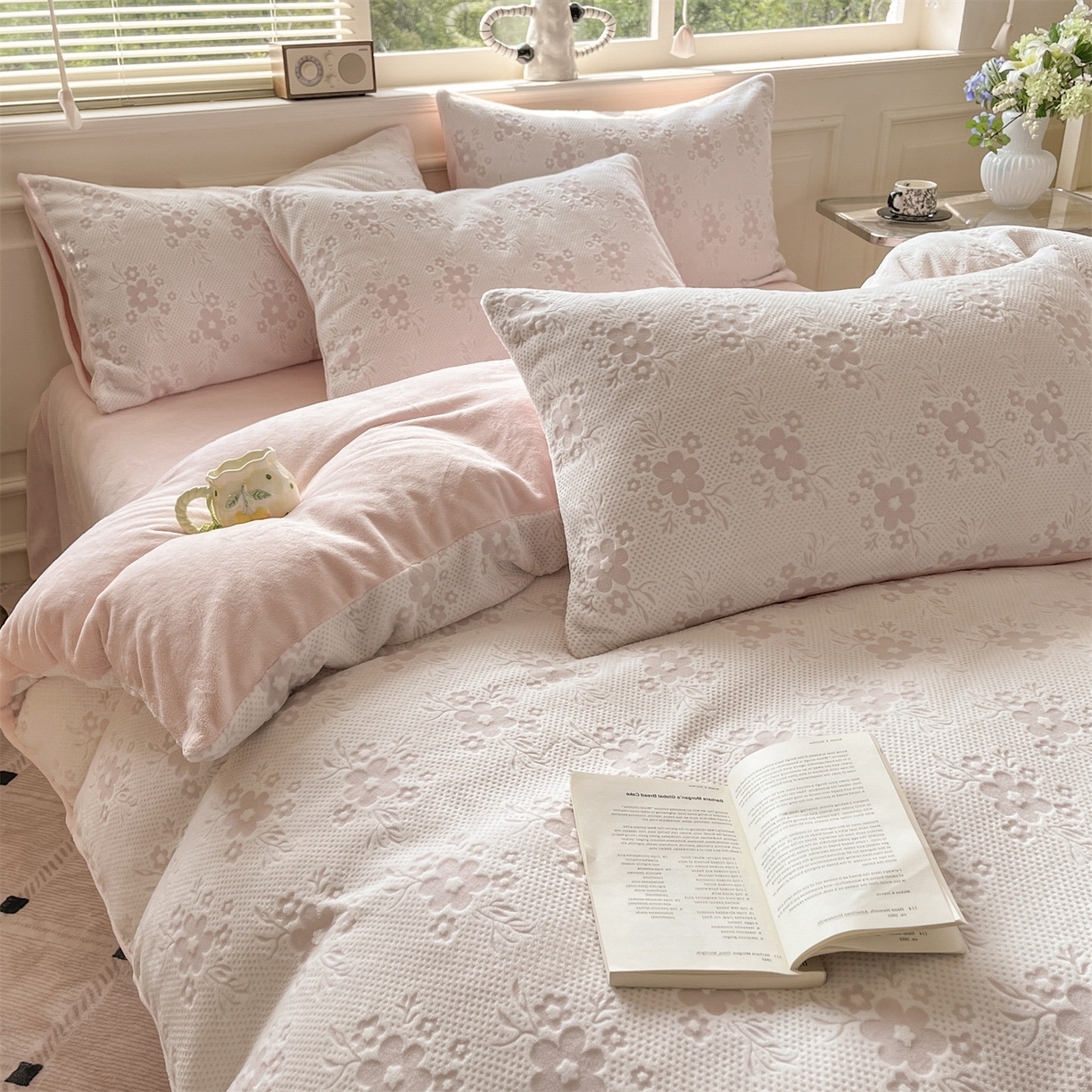 91家纺网 家纺一手货源 找家纺 梦幻之城 2025新款雕花绒牛奶绒系列四件套-花琦 花琦-靓粉