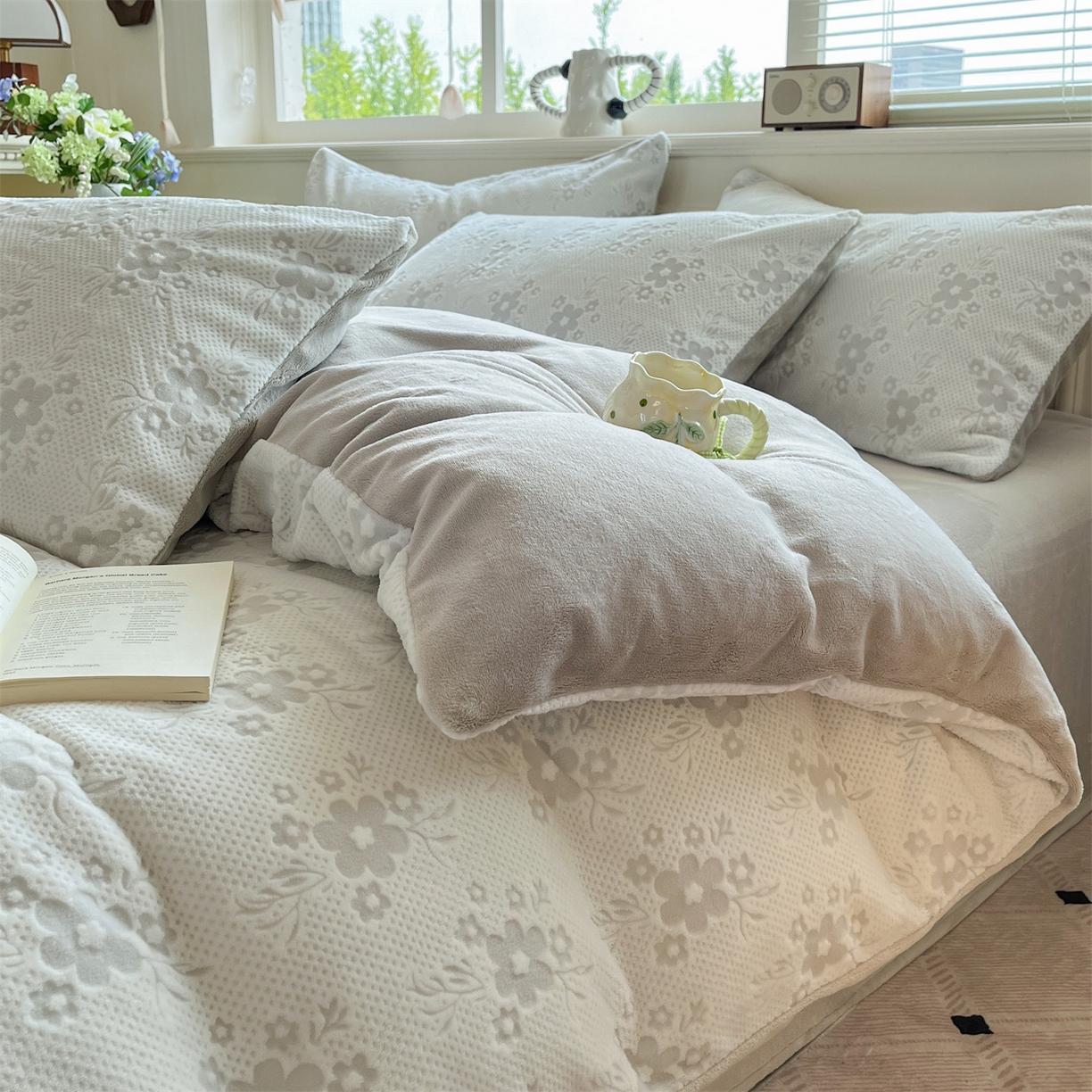 91家纺网 家纺一手货源 找家纺 梦幻之城 2025新款雕花绒牛奶绒系列四件套-花琦 花琦-香草灰