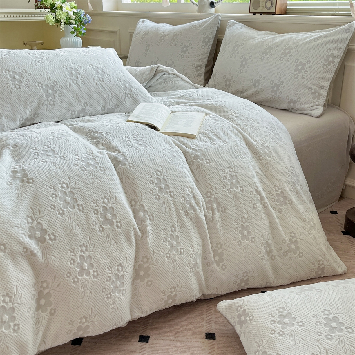 91家纺网 家纺一手货源 找家纺 梦幻之城 2025新款雕花绒牛奶绒系列四件套-花琦 花琦-香草灰