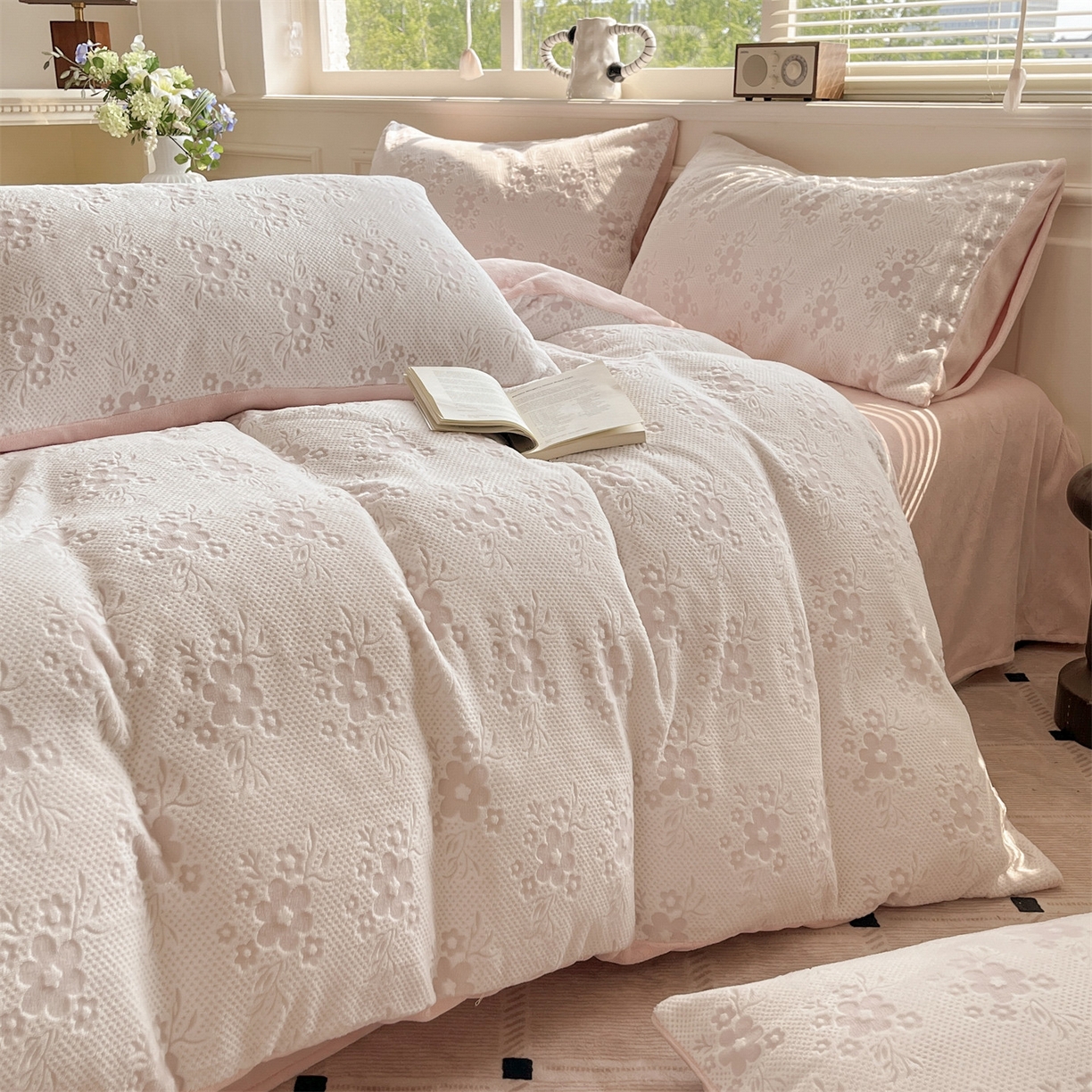 91家纺网 家纺一手货源 找家纺 梦幻之城 2025新款雕花绒牛奶绒系列四件套-花琦 花琦-靓粉