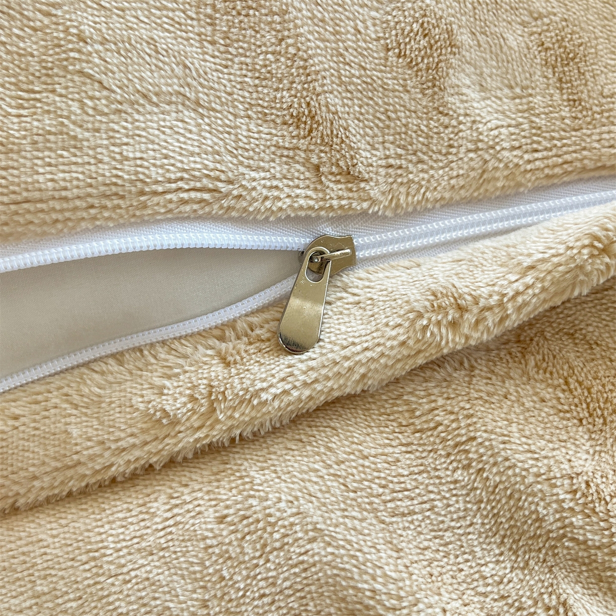 91家纺网 家纺一手货源 找家纺 梦幻之城 2025新款雕花绒牛奶绒系列四件套-花琦 花琦-香槟色