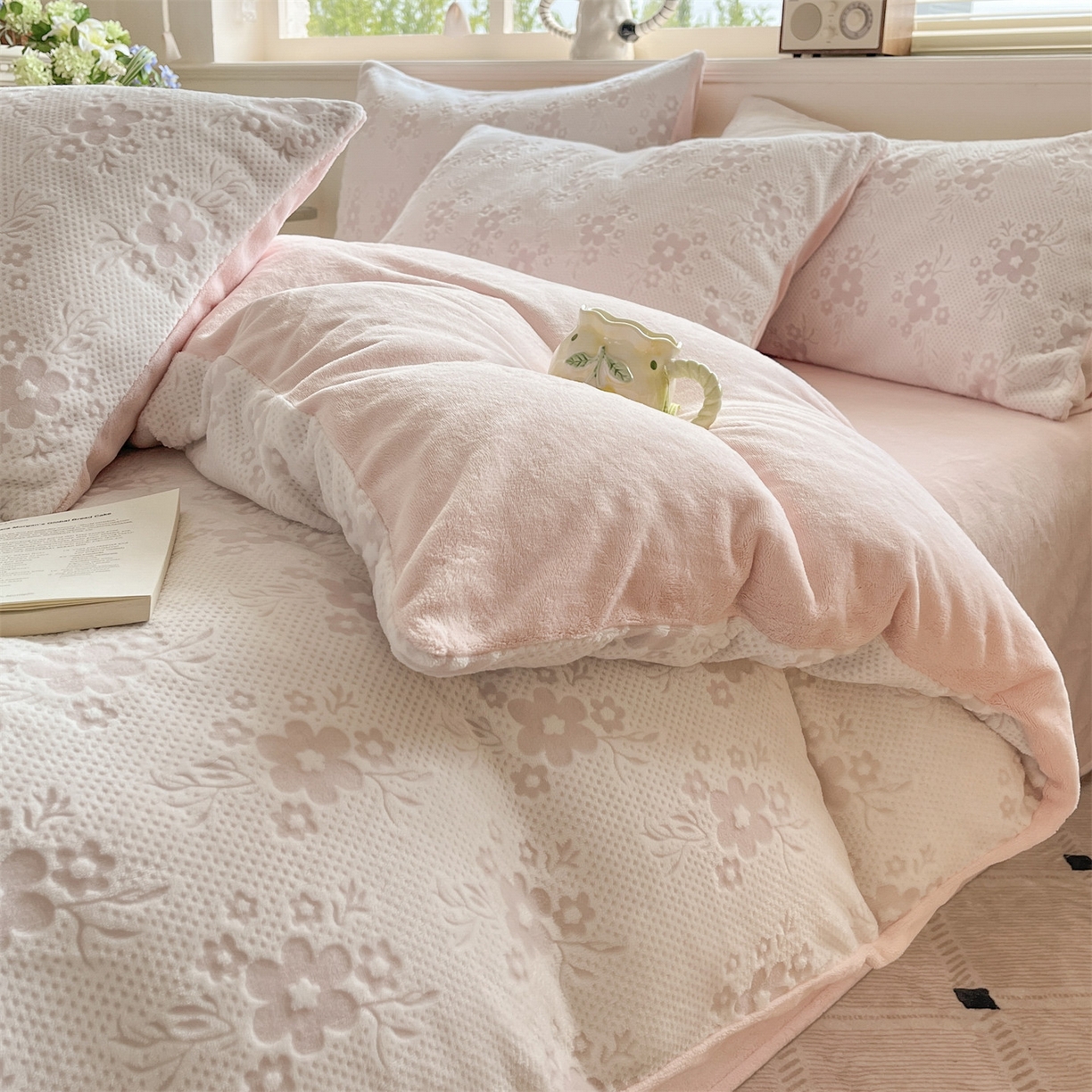 91家纺网 家纺一手货源 找家纺 梦幻之城 2025新款雕花绒牛奶绒系列四件套-花琦 花琦-靓粉