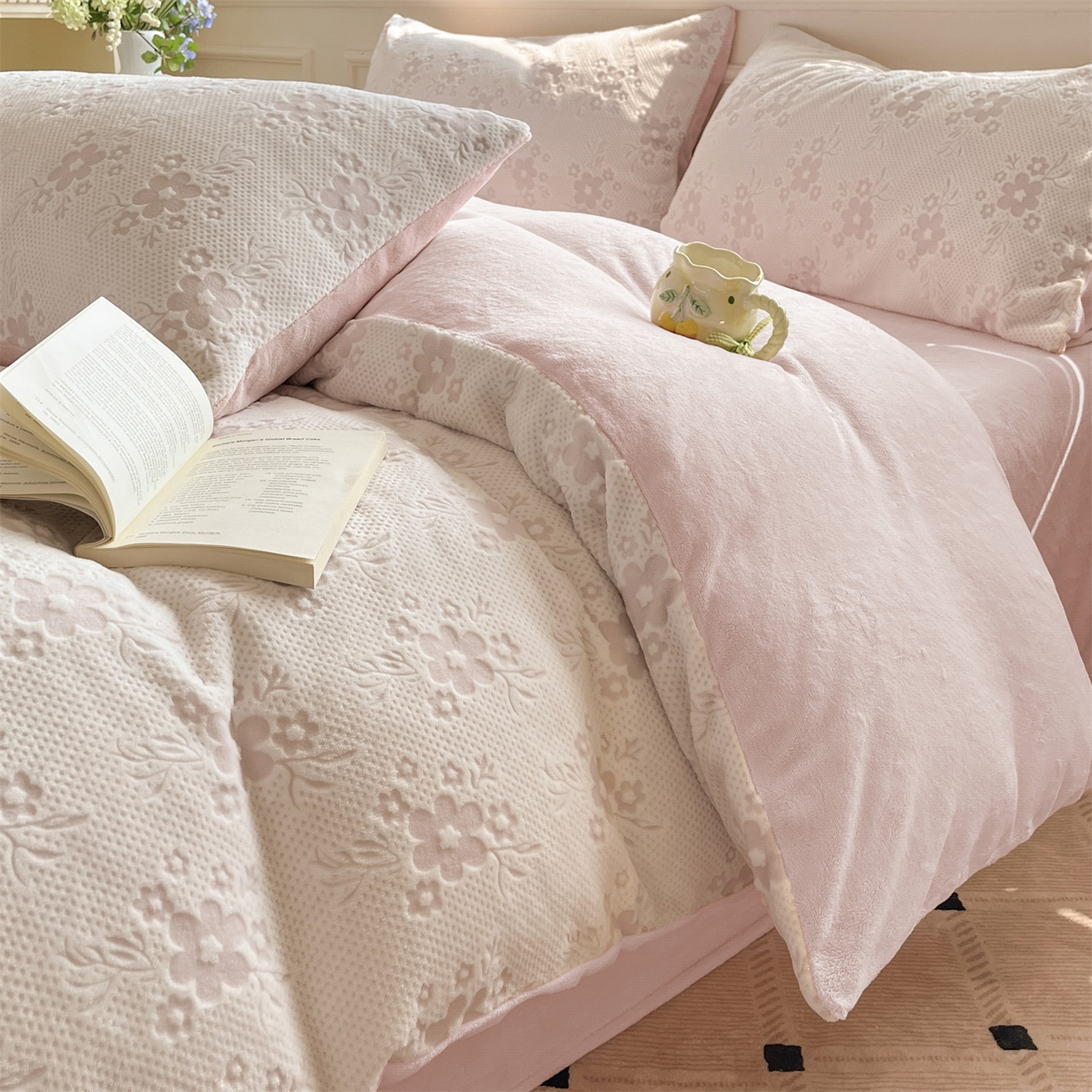 91家纺网 家纺一手货源 找家纺 梦幻之城 2025新款雕花绒牛奶绒系列四件套-花琦 花琦-靓粉