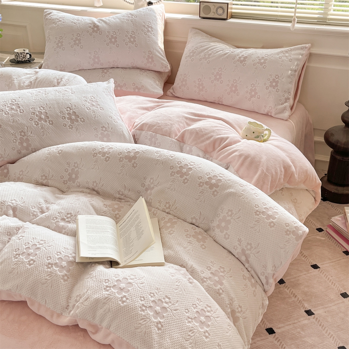 91家纺网 家纺一手货源 找家纺 梦幻之城 2025新款雕花绒牛奶绒系列四件套-花琦 花琦-靓粉