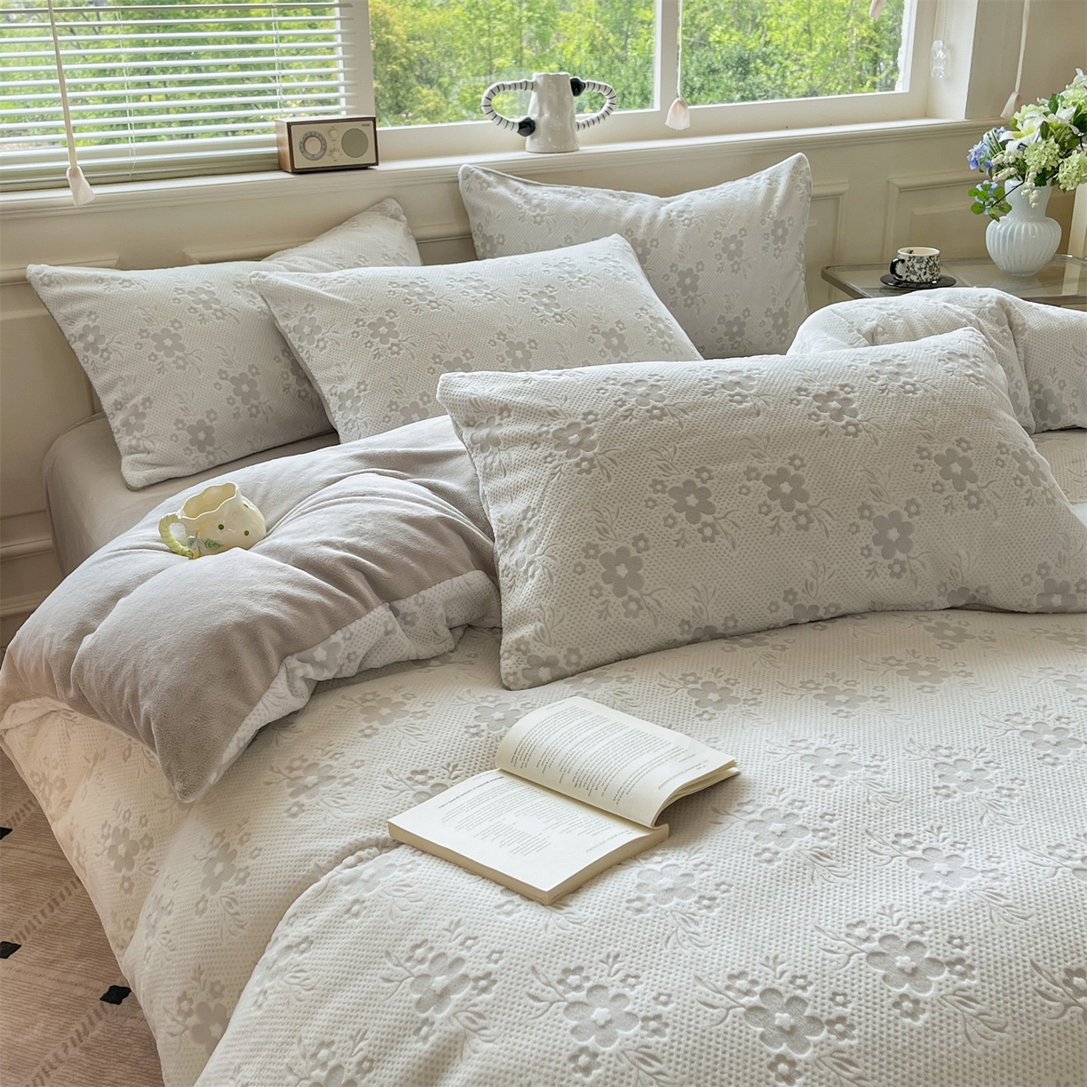 91家纺网 家纺一手货源 找家纺 梦幻之城 2025新款雕花绒牛奶绒系列四件套-花琦 花琦-香草灰