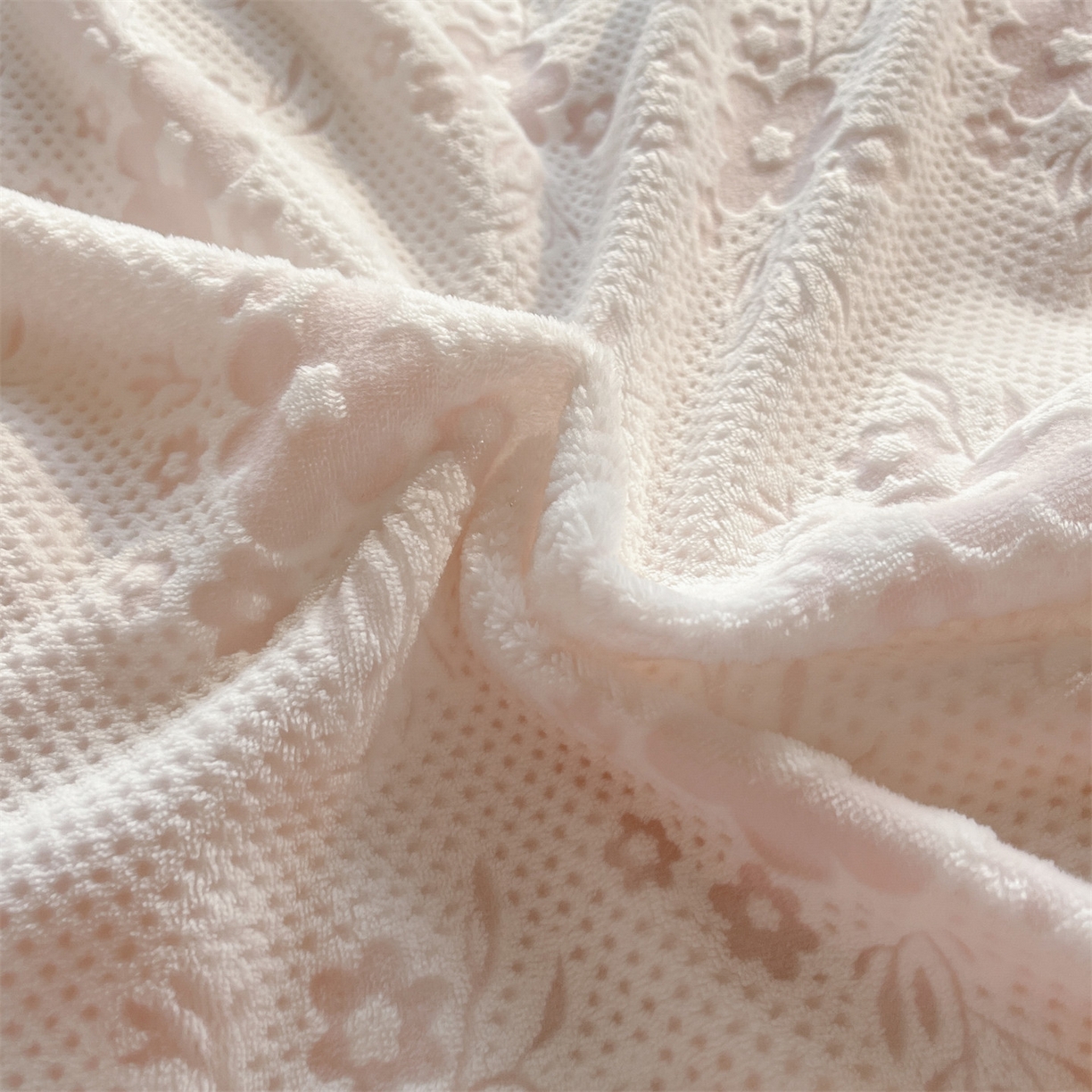 91家纺网 家纺一手货源 找家纺 梦幻之城 2025新款雕花绒牛奶绒系列四件套-花琦 花琦-靓粉