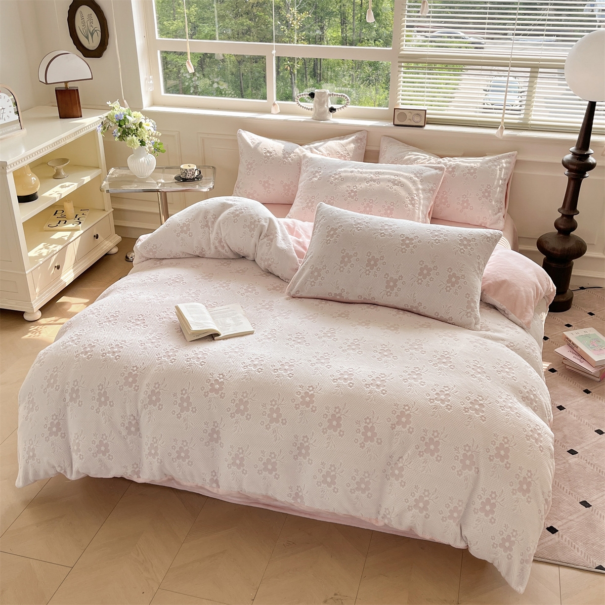 91家纺网 家纺一手货源 找家纺 梦幻之城 2025新款雕花绒牛奶绒系列四件套-花琦 花琦-靓粉