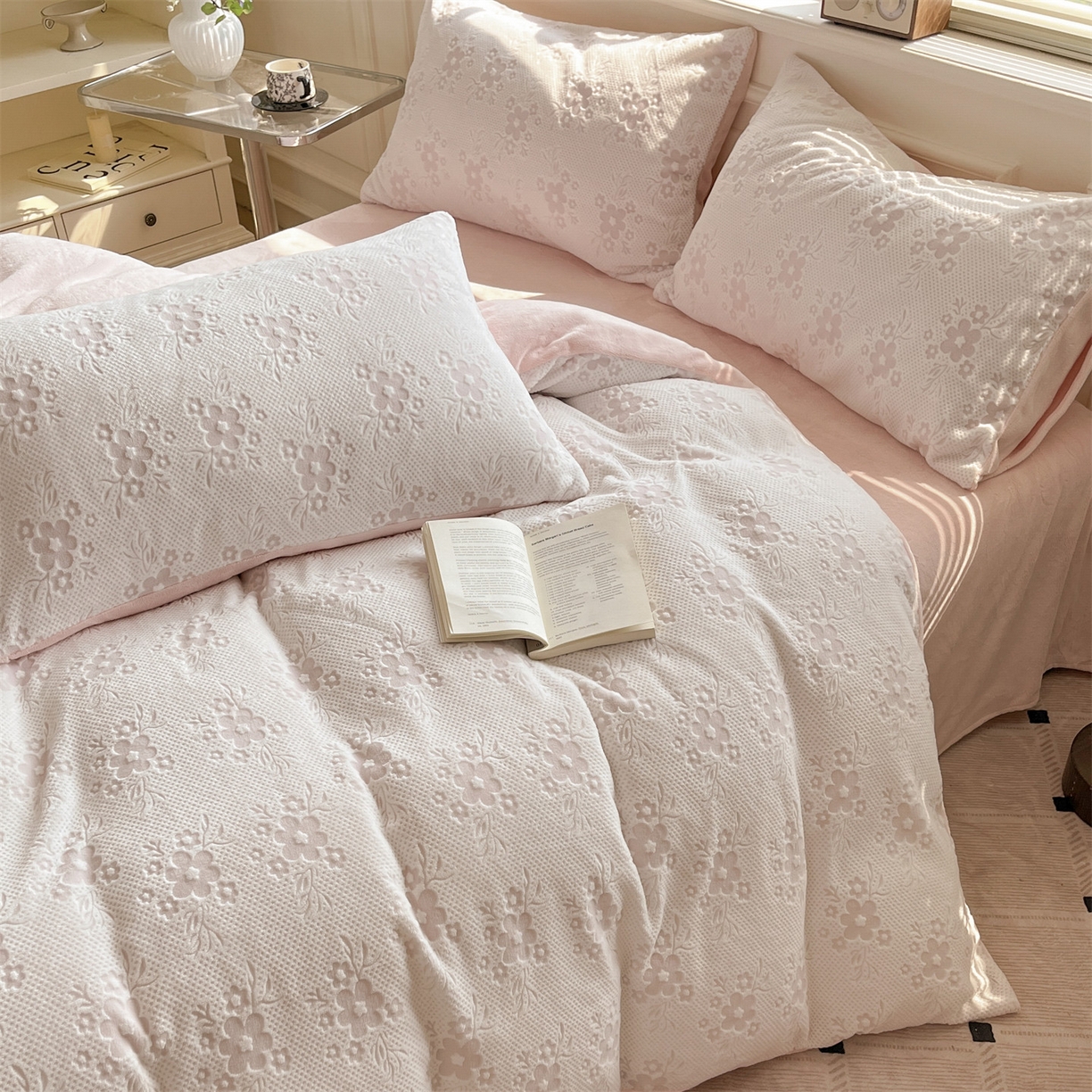 91家纺网 家纺一手货源 找家纺 梦幻之城 2025新款雕花绒牛奶绒系列四件套-花琦 花琦-靓粉