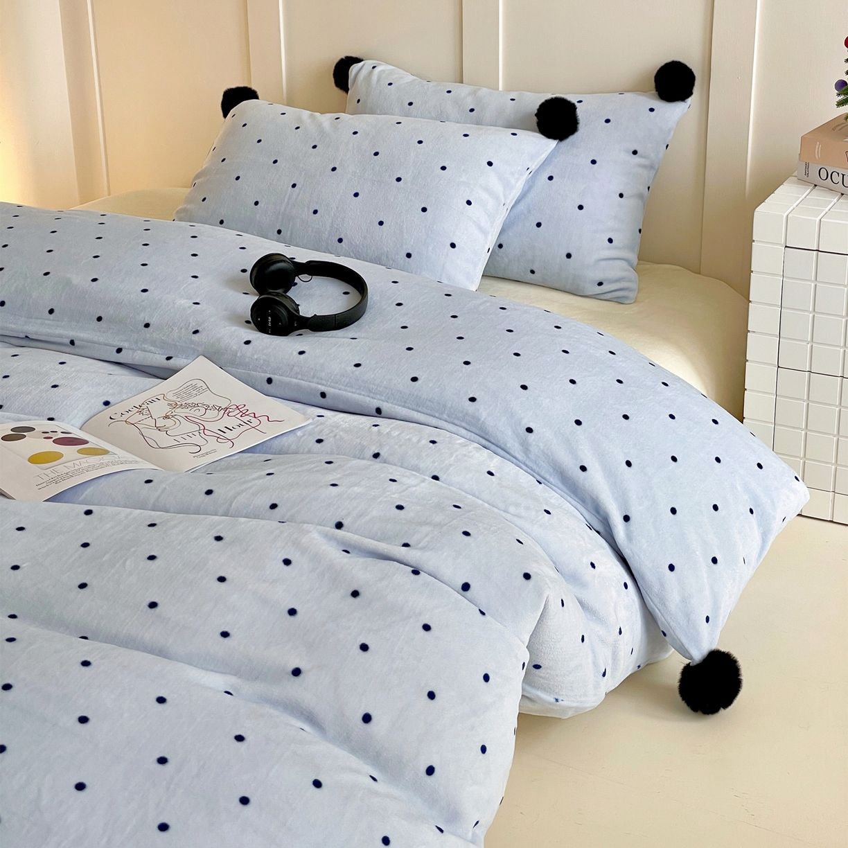 91家纺网 家纺一手货源 找家纺 丽涵家纺 2025秋冬新品混搭波点牛奶绒四件套-拍摄风格一 波点-蓝色