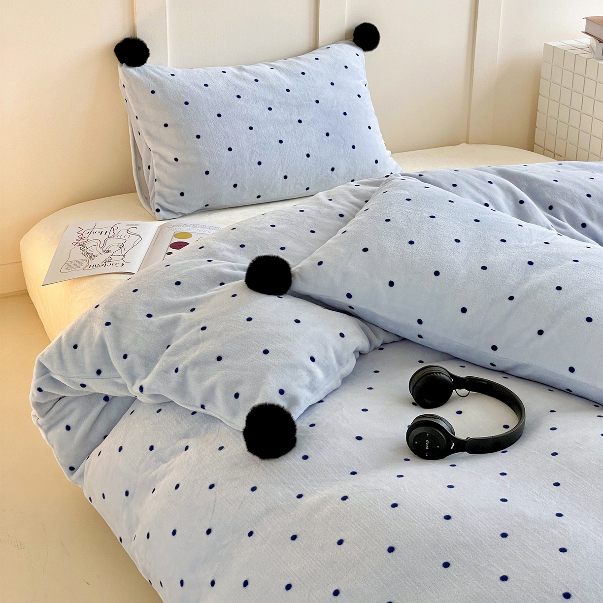 91家纺网 家纺一手货源 找家纺 丽涵家纺 2025秋冬新品混搭波点牛奶绒四件套-拍摄风格一 波点-蓝色