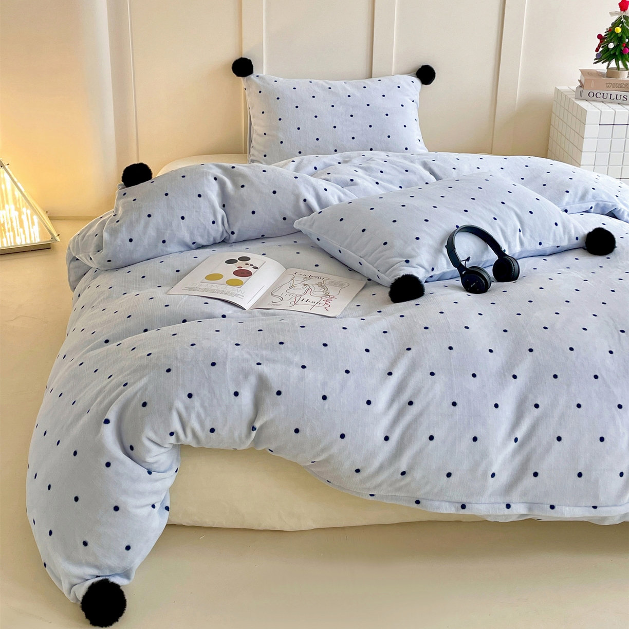 91家纺网 家纺一手货源 找家纺 丽涵家纺 2025秋冬新品混搭波点牛奶绒四件套-拍摄风格一 波点-蓝色