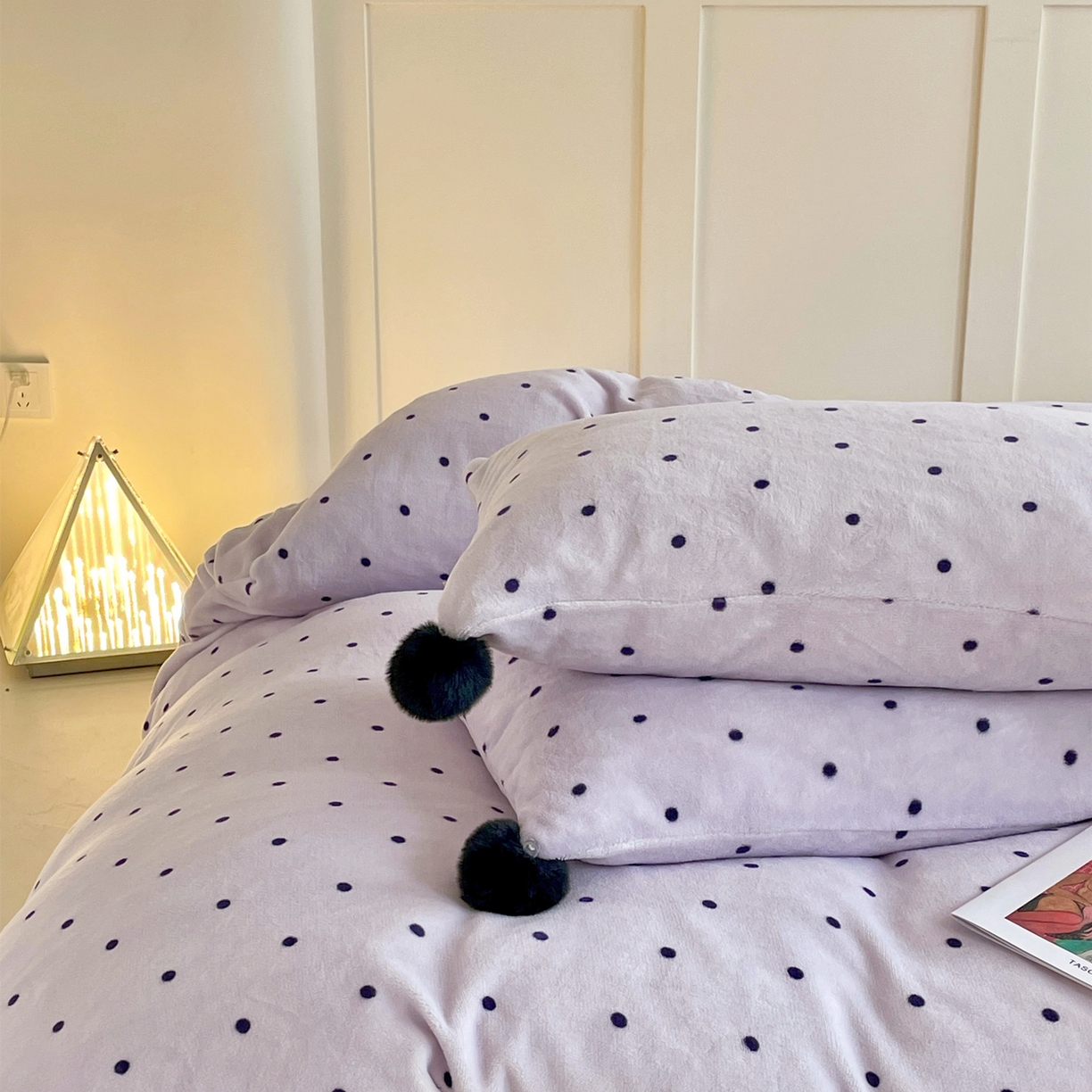 91家纺网 家纺一手货源 找家纺 丽涵家纺 2025秋冬新品混搭波点牛奶绒四件套-拍摄风格一 波点-紫色