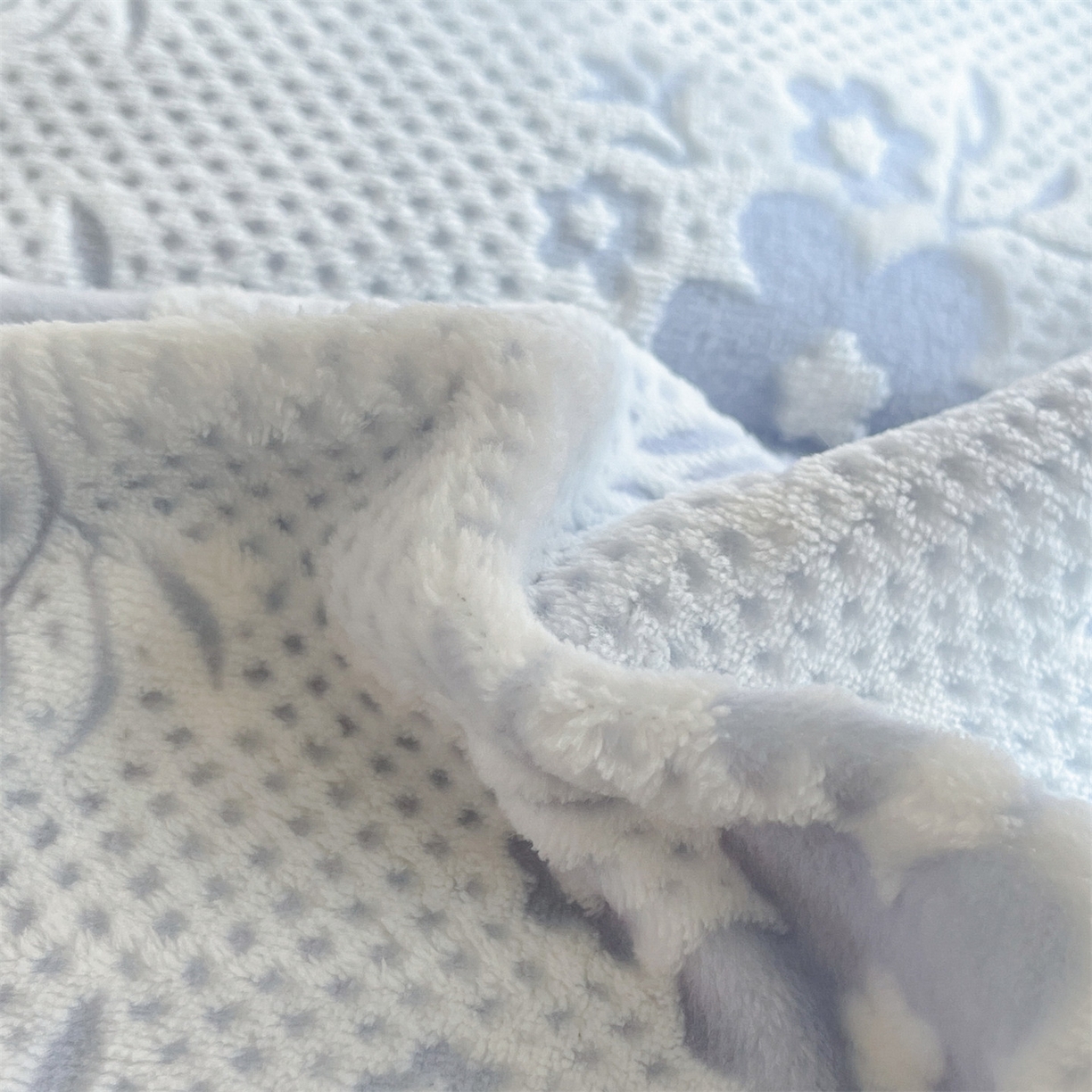 91家纺网 家纺一手货源 找家纺 梦幻之城 2025新款雕花绒牛奶绒系列四件套-花琦 花琦-天空蓝