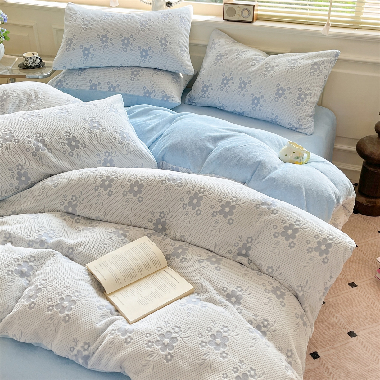 91家纺网 家纺一手货源 找家纺 梦幻之城 2025新款雕花绒牛奶绒系列四件套-花琦 花琦-天空蓝
