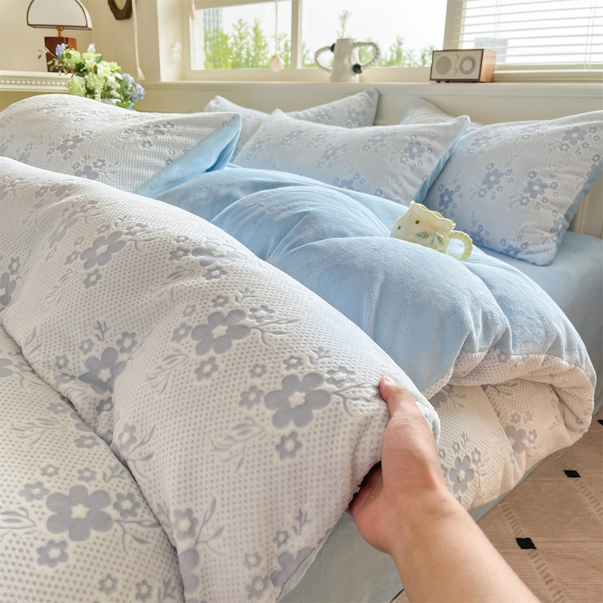 91家纺网 家纺一手货源 找家纺 梦幻之城 2025新款雕花绒牛奶绒系列四件套-花琦 花琦-天空蓝