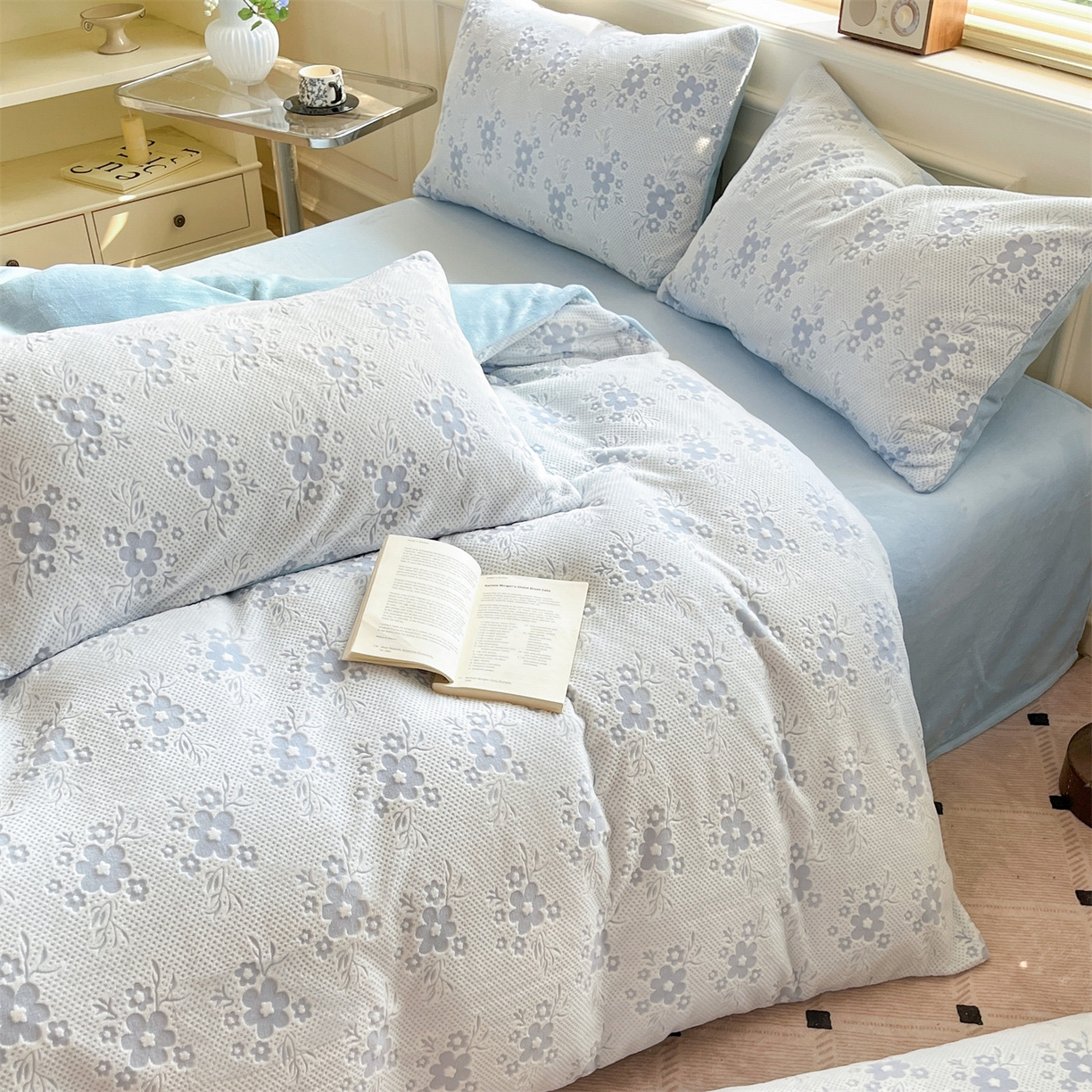 91家纺网 家纺一手货源 找家纺 梦幻之城 2025新款雕花绒牛奶绒系列四件套-花琦 花琦-天空蓝