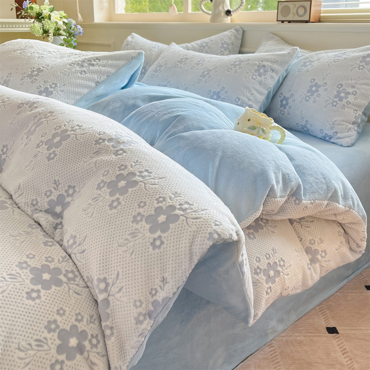 91家纺网 家纺一手货源 找家纺 梦幻之城 2025新款雕花绒牛奶绒系列四件套-花琦 花琦-天空蓝
