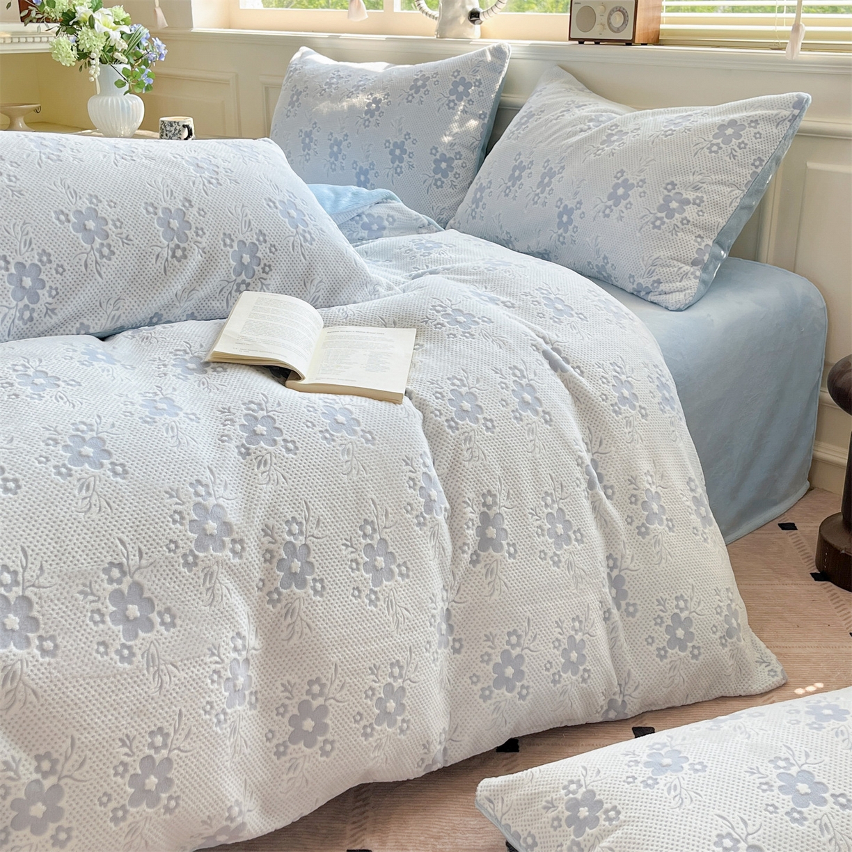 91家纺网 家纺一手货源 找家纺 梦幻之城 2025新款雕花绒牛奶绒系列四件套-花琦 花琦-天空蓝