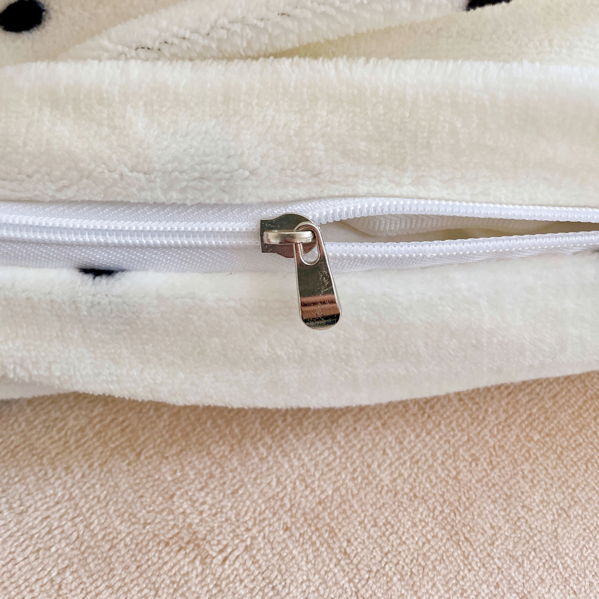 91家纺网 家纺一手货源 找家纺 丽涵家纺 2025秋冬新品混搭波点牛奶绒四件套-拍摄风格一 波点-奶白