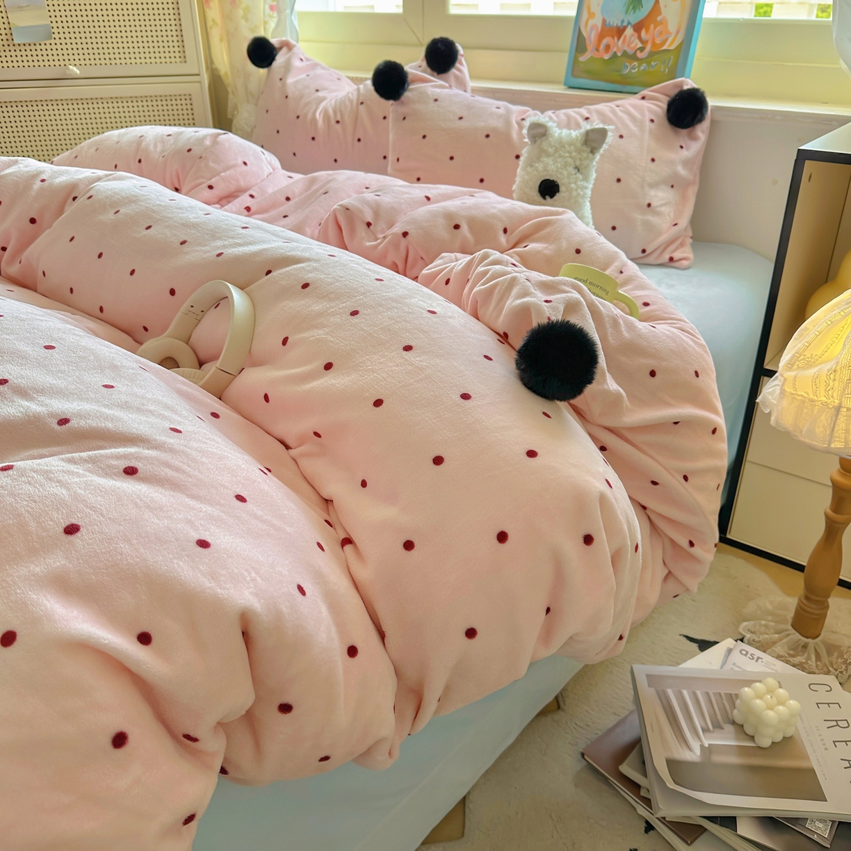 91家纺网 家纺一手货源 找家纺 （总）丽涵家纺 2025秋冬新品混搭波点牛奶绒四件套三件套-拍摄风格二