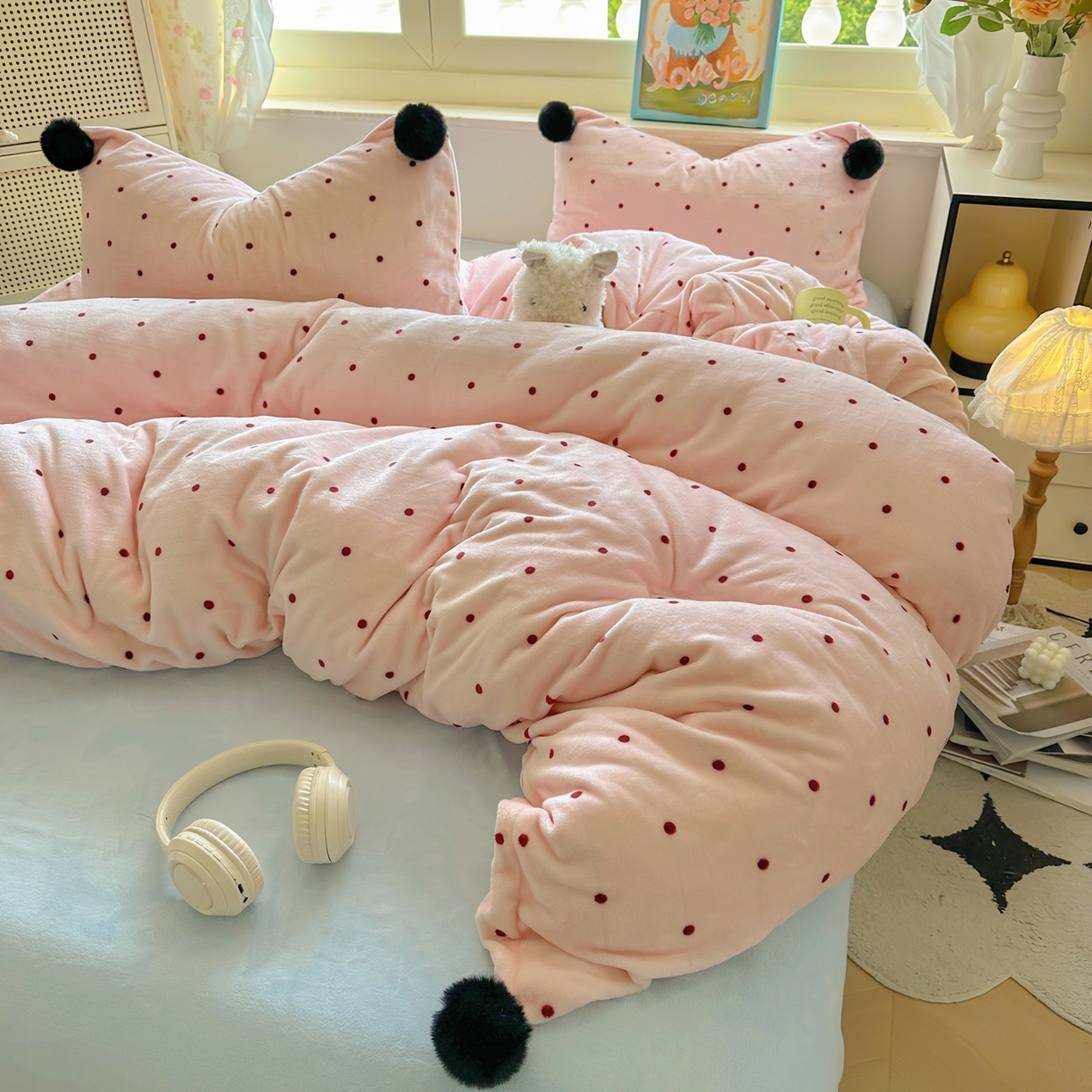 91家纺网 家纺一手货源 找家纺 丽涵家纺 2025秋冬新品混搭波点牛奶绒四件套三件套-拍摄风格二 波点-粉色