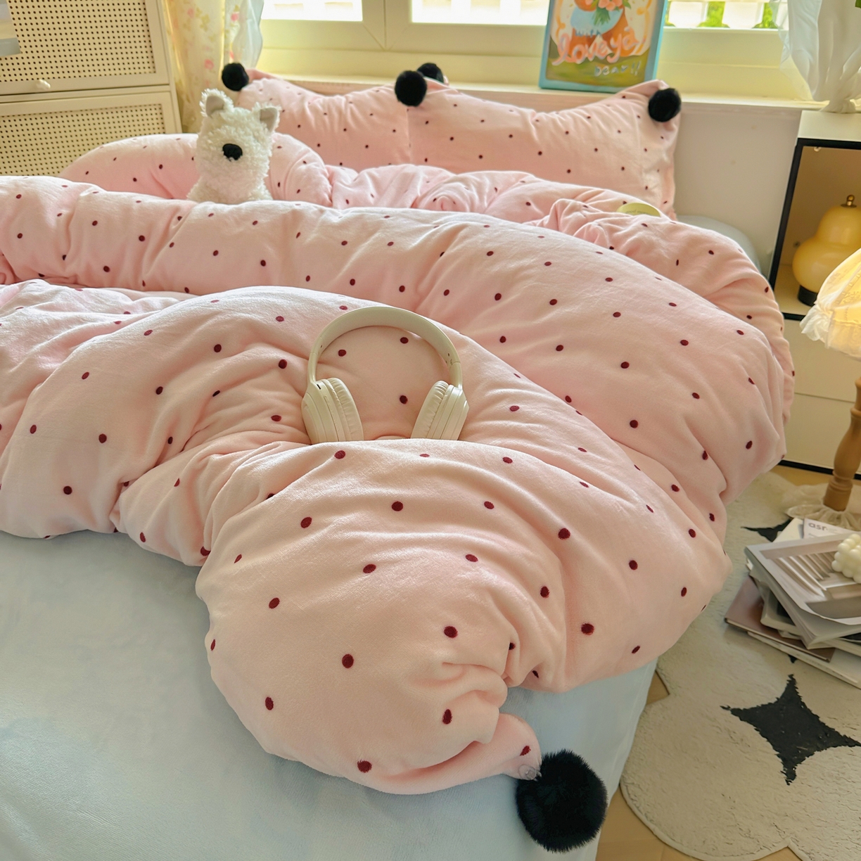 91家纺网 家纺一手货源 找家纺 丽涵家纺 2025秋冬新品混搭波点牛奶绒四件套三件套-拍摄风格二 波点-粉色