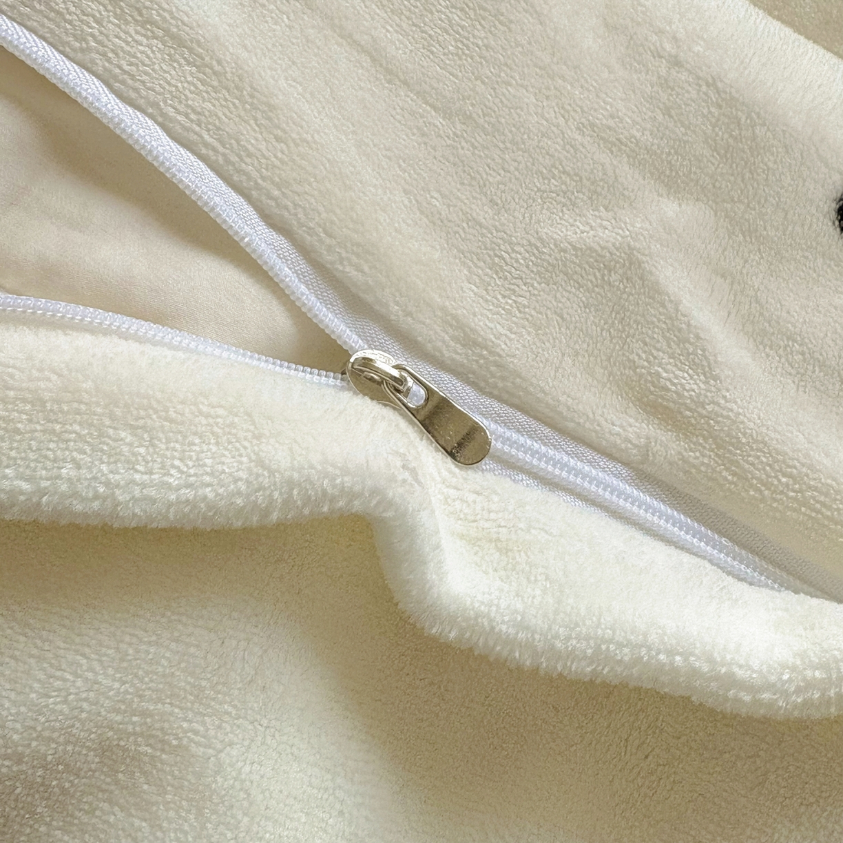 91家纺网 家纺一手货源 找家纺 丽涵家纺 2025秋冬新品混搭波点牛奶绒四件套三件套-拍摄风格二 波点-奶白