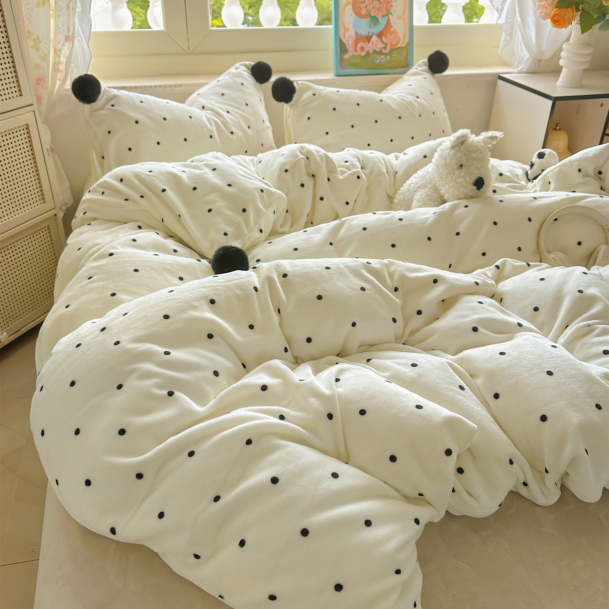 91家纺网 家纺一手货源 找家纺 丽涵家纺 2025秋冬新品混搭波点牛奶绒四件套三件套-拍摄风格二 波点-奶白