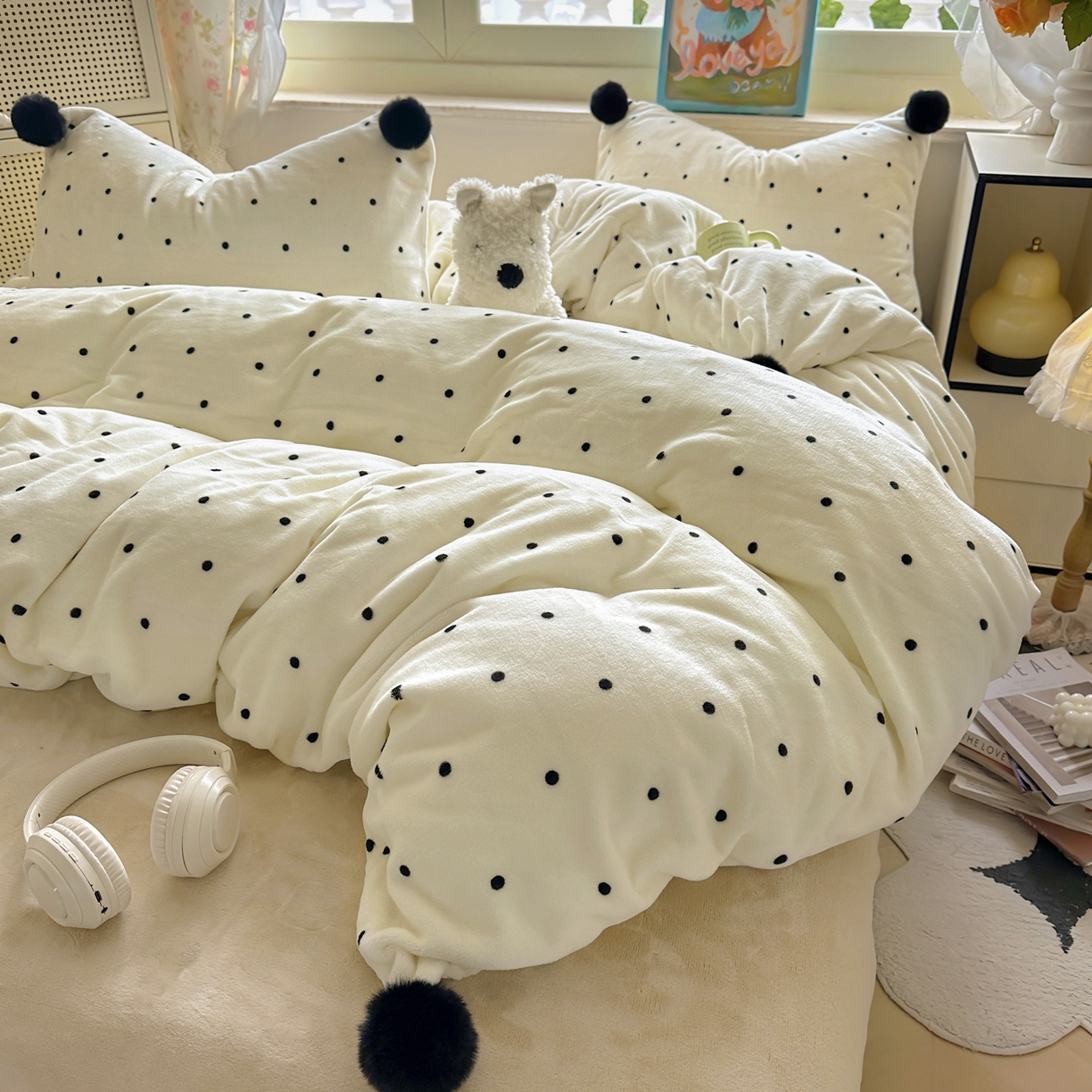 91家纺网 家纺一手货源 找家纺 丽涵家纺 2025秋冬新品混搭波点牛奶绒四件套三件套-拍摄风格二 波点-奶白