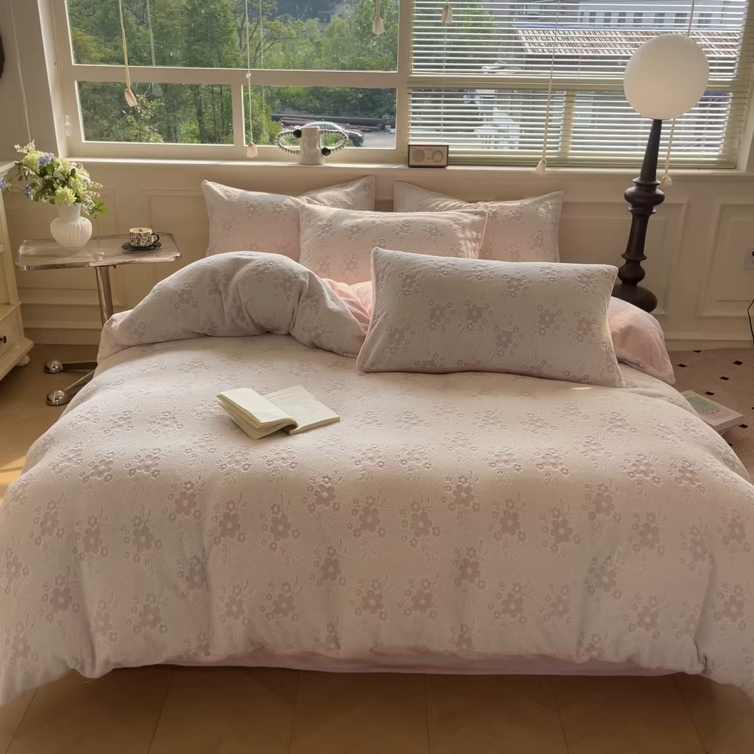 91家纺网 家纺一手货源 找家纺 梦幻之城 2025新款雕花绒牛奶绒系列四件套-花琦 花琦-靓粉