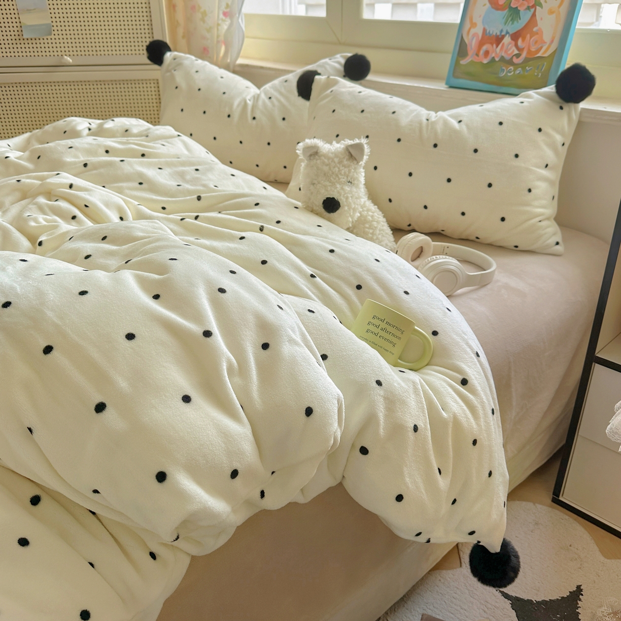 91家纺网 家纺一手货源 找家纺 丽涵家纺 2025秋冬新品混搭波点牛奶绒四件套三件套-拍摄风格二 波点-奶白