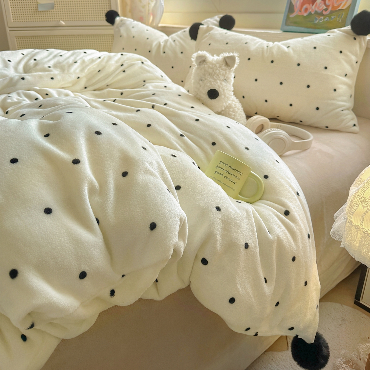 91家纺网 家纺一手货源 找家纺 丽涵家纺 2025秋冬新品混搭波点牛奶绒四件套三件套-拍摄风格二 波点-奶白