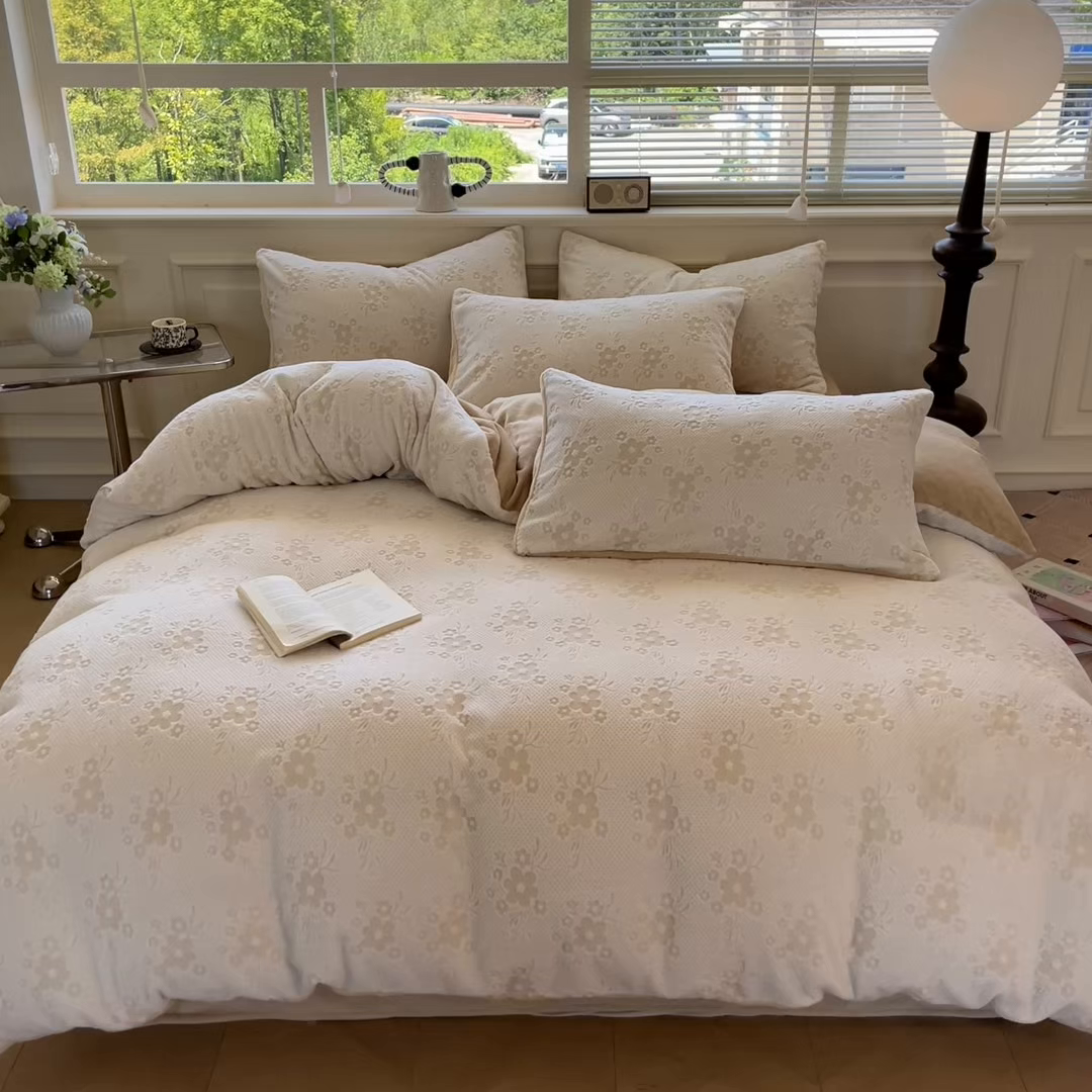 91家纺网 家纺一手货源 找家纺 梦幻之城 2025新款雕花绒牛奶绒系列四件套-花琦 花琦-香槟色