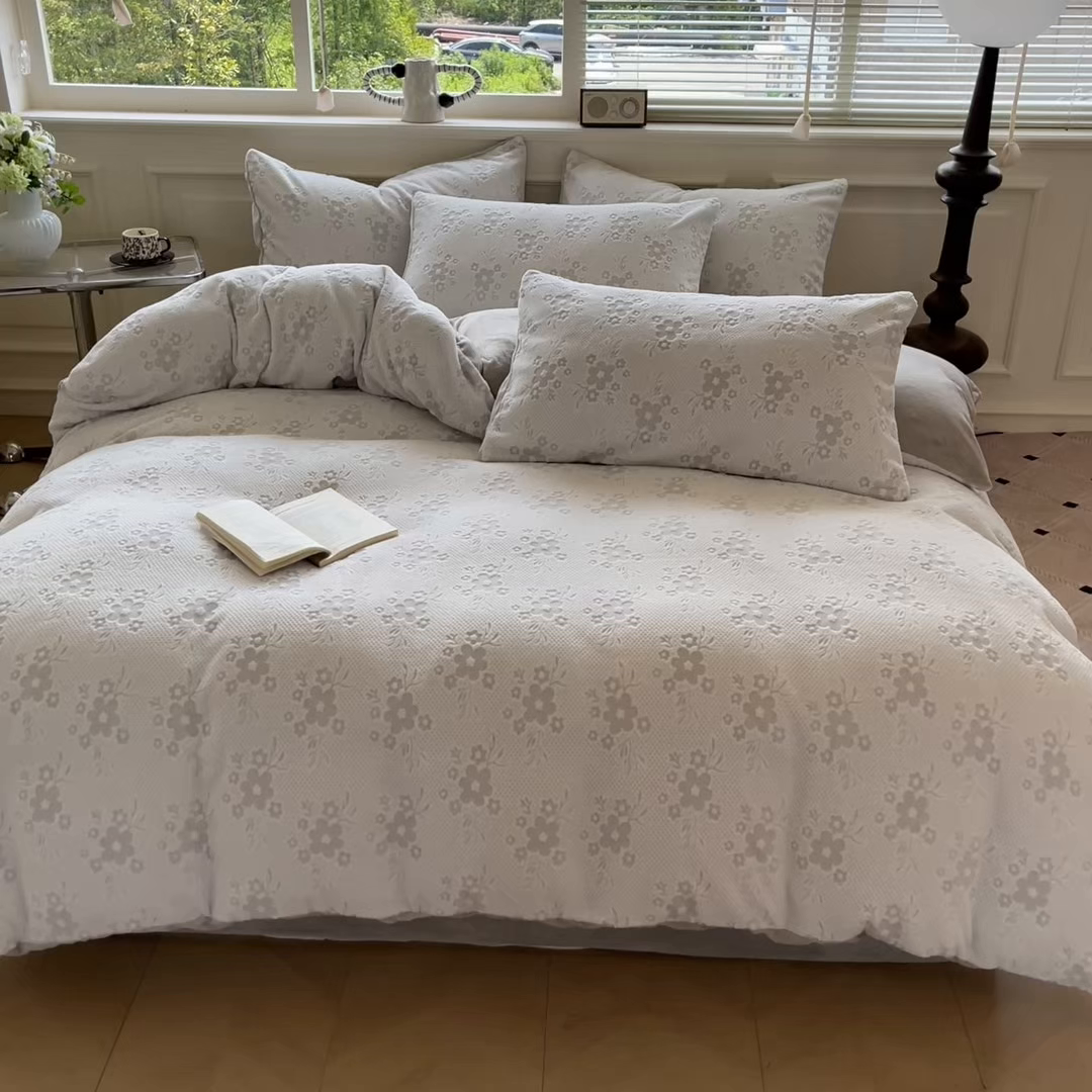 91家纺网 家纺一手货源 找家纺 梦幻之城 2025新款雕花绒牛奶绒系列四件套-花琦 花琦-香草灰