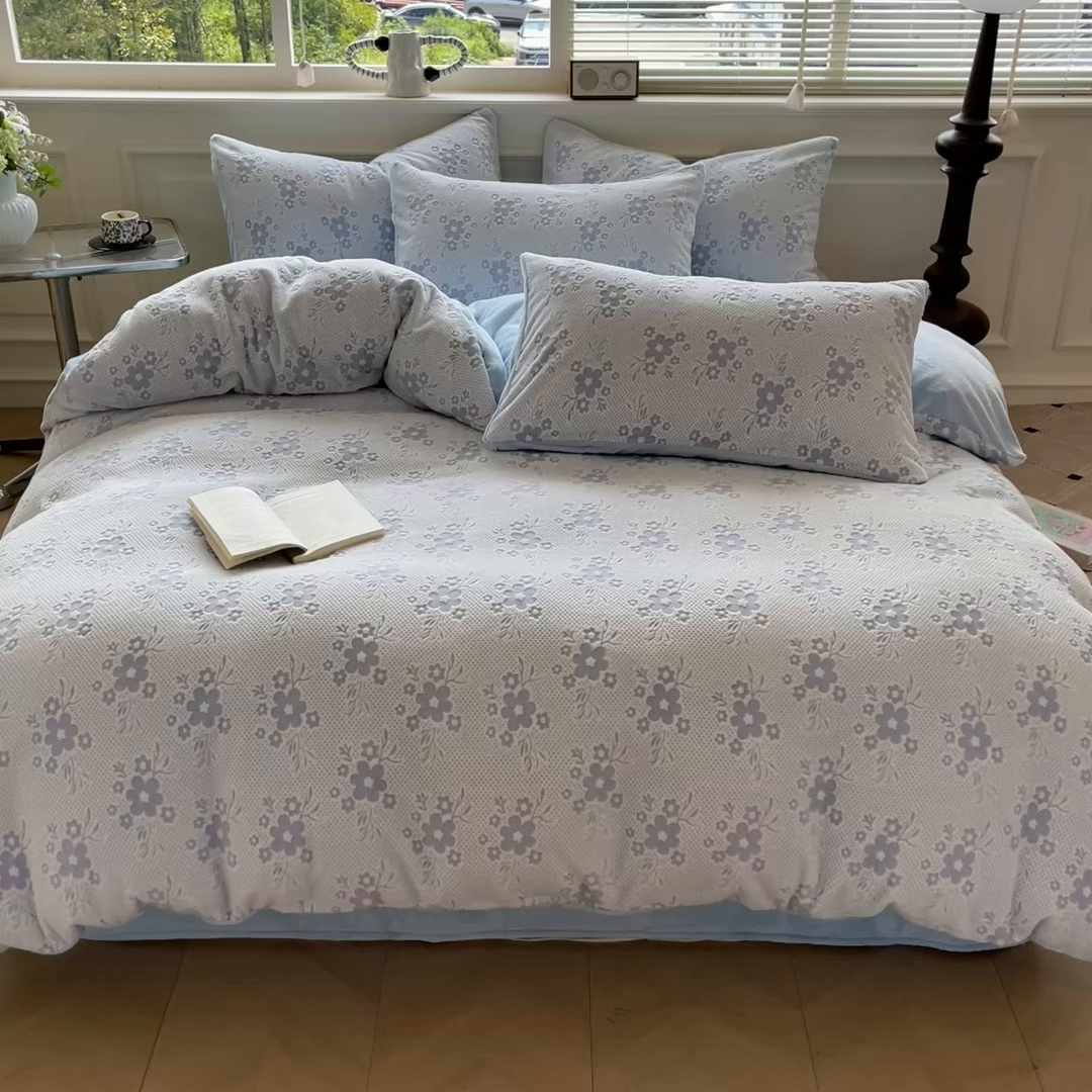 91家纺网 家纺一手货源 找家纺 梦幻之城 2025新款雕花绒牛奶绒系列四件套-花琦 花琦-天空蓝