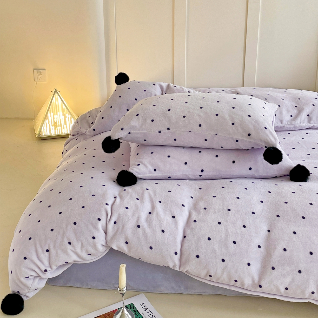 91家纺网 家纺一手货源 找家纺 （总）丽涵家纺 2025秋冬新品混搭波点牛奶绒四件套-拍摄风格一