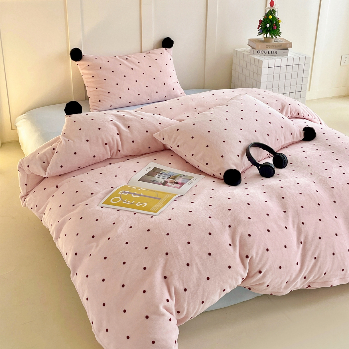 91家纺网 家纺一手货源 找家纺 丽涵家纺 2025秋冬新品混搭波点牛奶绒四件套-拍摄风格一 波点-粉色